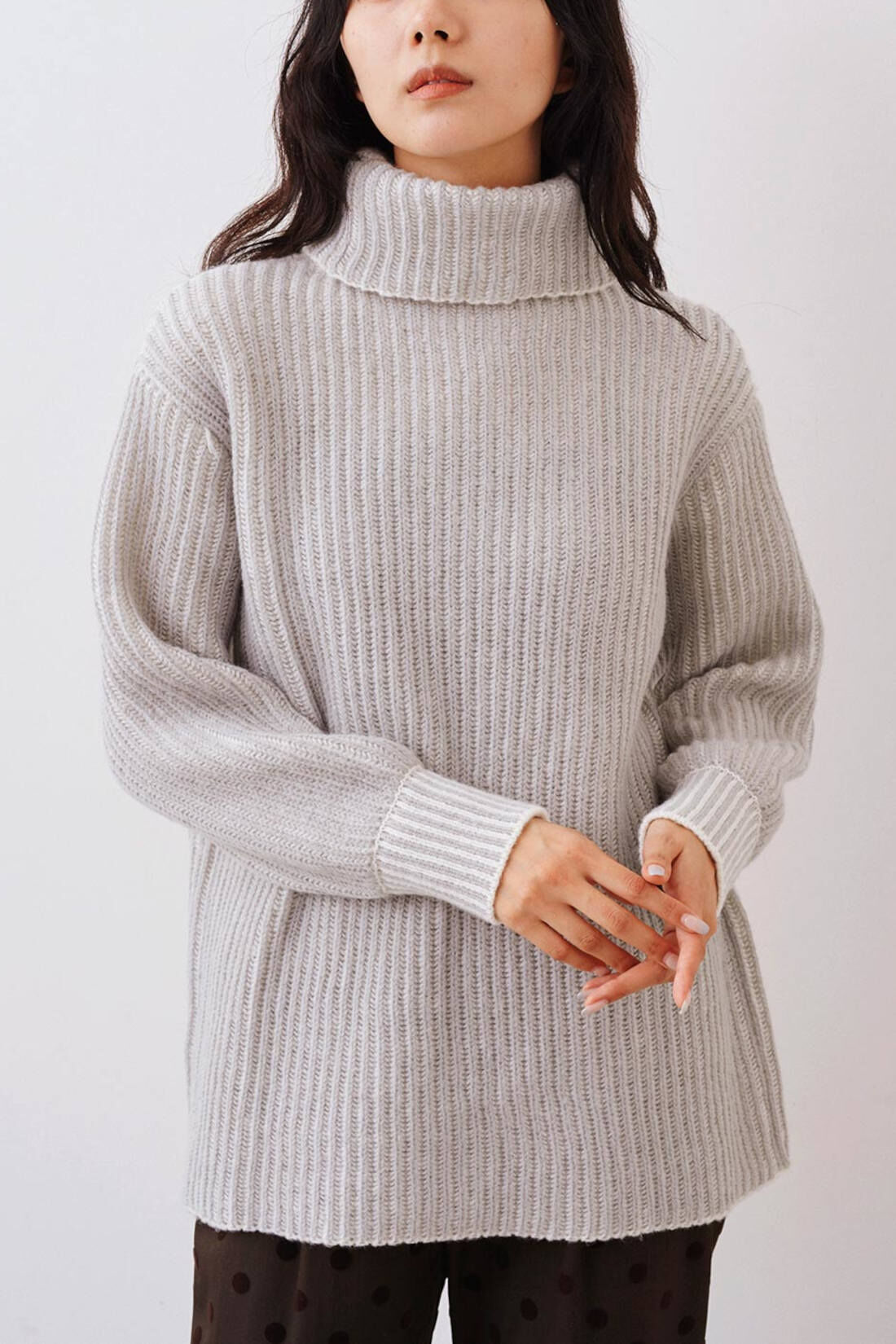 IEDIT|IEDIT[イディット]　二重臼（うす）編みで華やかな　配色タートルニット〈グレー〉