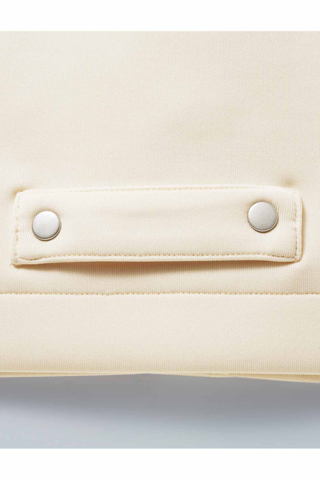 IEDIT|IEDIT[イディット]　ノーカラーのスナップボタンカーディガン|BACK　バックすそ中央にあしらったスナップタブがアクセント。（取り外し不可）