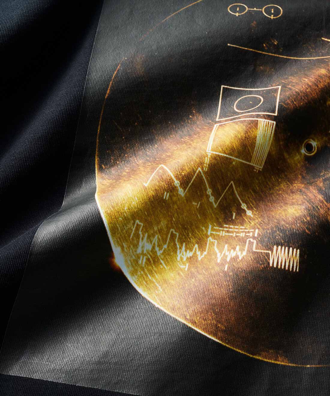IEDIT|IEDIT[イディット]　NASA ゴールデンレコードプリントのオーガニックコットンTシャツ〈ブラック〉