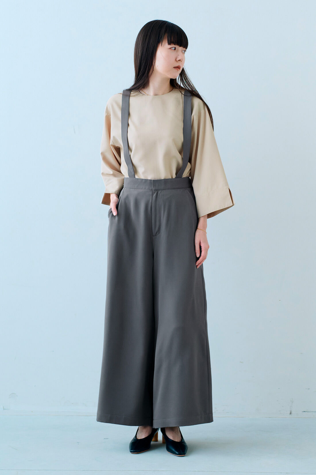 IEDIT|IEDIT[イディット]　小森美穂子さんコラボ きれいめブラウスとサスペンダー付きパンツのコーディネートセット〈ベージュ×グレー〉【コーデ買いキャンペーン】|モデル身長：163cm　着用サイズ：M