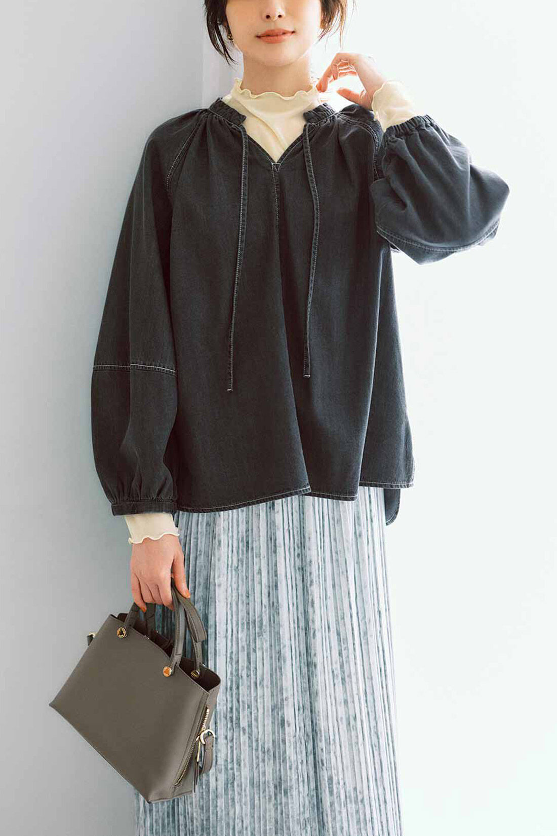 IEDIT|IEDIT[イディット]　フェミニンな印象で着られる 軽やかデニムブラウス〈チャコールグレー〉