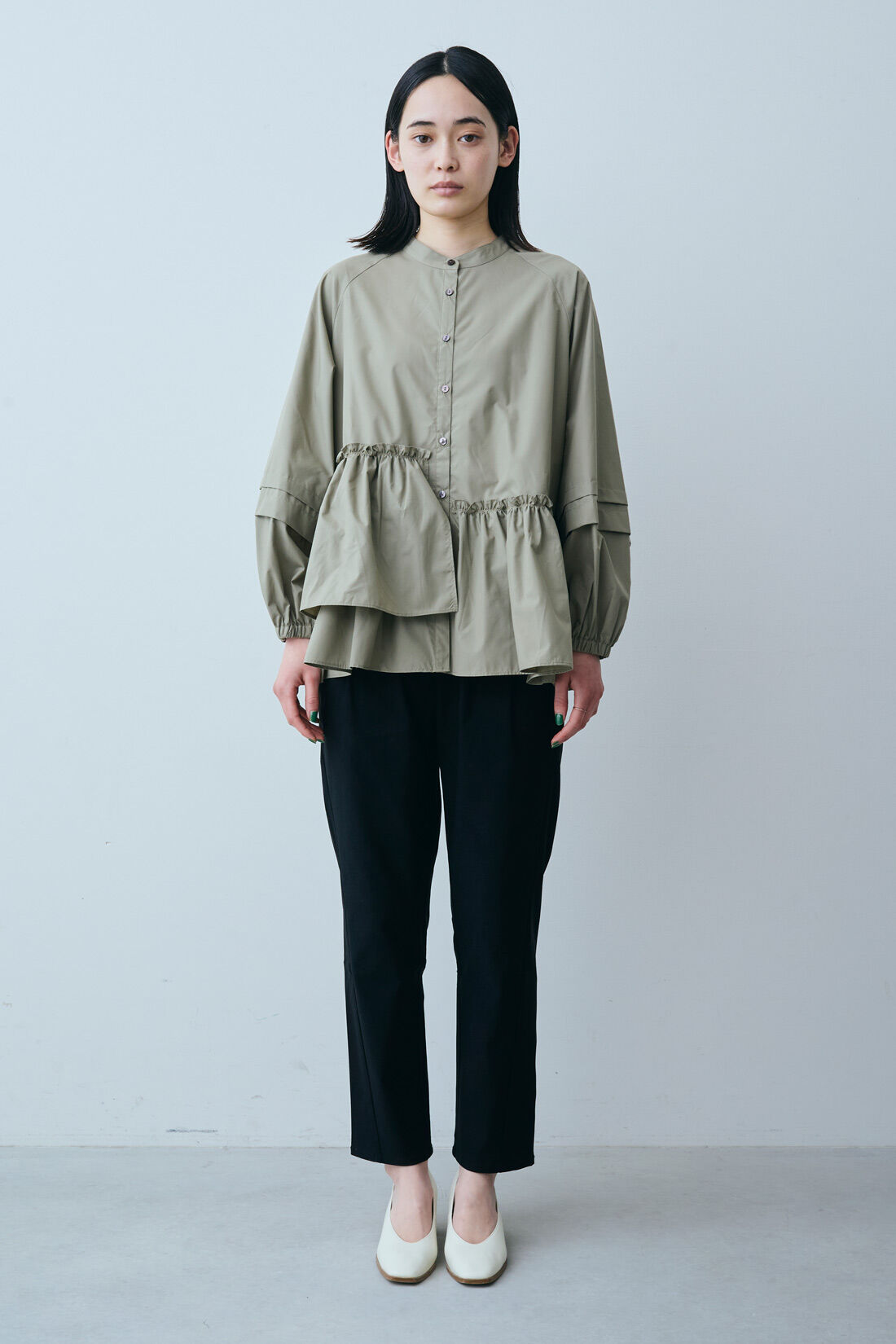 IEDIT|すそアシンメトリー デザイン ブラウス〈カーキ〉のコーディネート