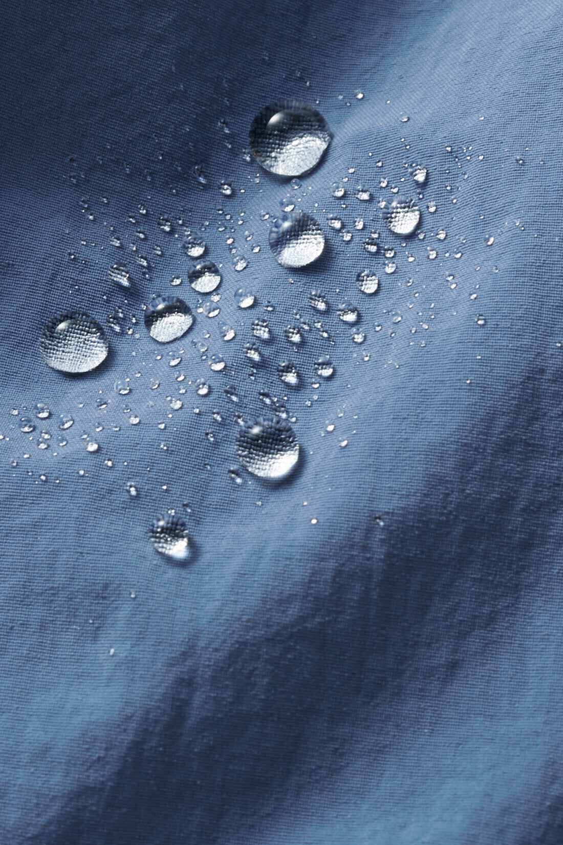IEDIT|IEDIT[イディット]　撥水（はっすい）素材がうれしい すそシャーリングワンピース〈ソーダブルー〉|シャリ感のある撥水ナイロンタフタ素材を使用。ソーダブルーが都会的な印象に。
