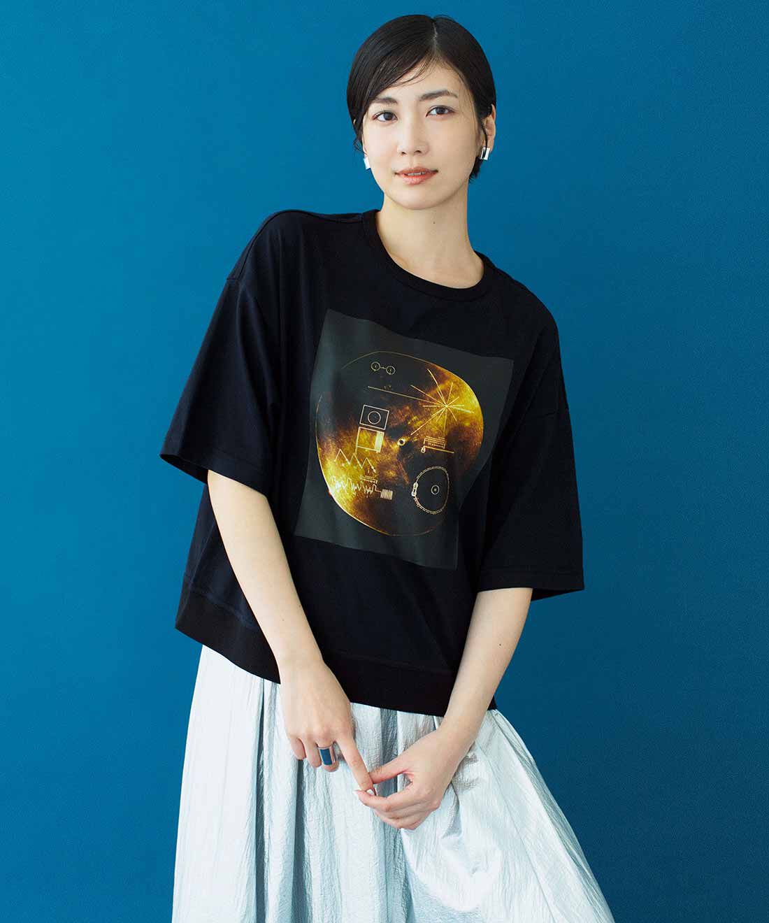 IEDIT|IEDIT[イディット]　NASA ゴールデンレコードプリントのオーガニックコットンTシャツ〈ブラック〉