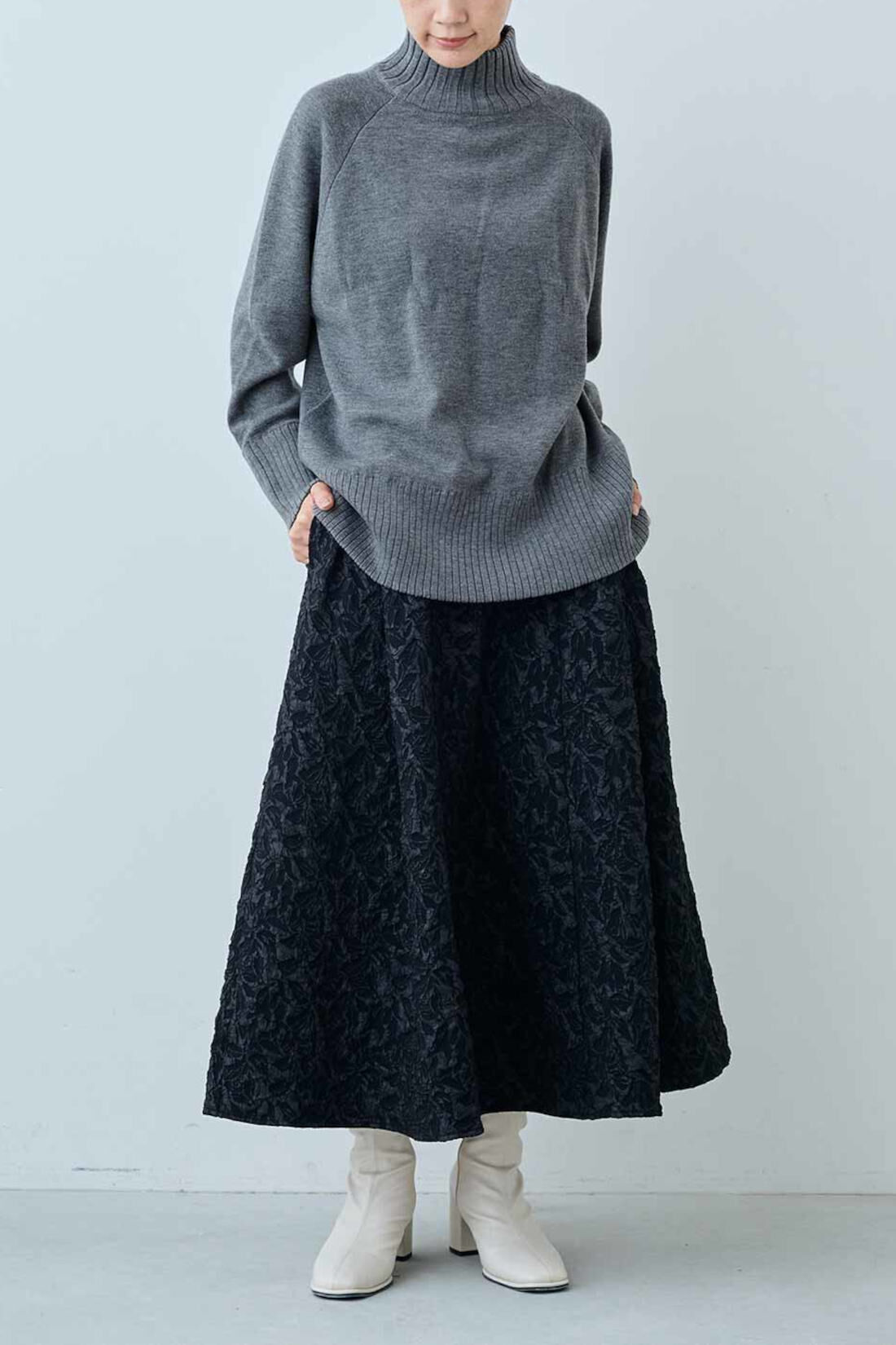 IEDIT|IEDIT[イディット]　アブストラクト柄のふくれジャカードフレアースカート〈シャイニーブラック〉|モデル身長：163cm　着用サイズ：M