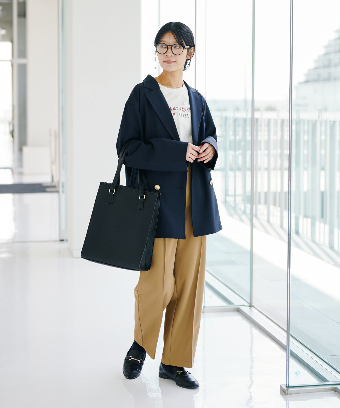 IEDIT［イディット］|お仕事から観劇まで奥まで見やすい縦型上品トート〈ブラック〉ときれいだね ストレッチ ジャケット ネイビー 紺と一枚で着てサマになるオーガニックコットン ロゴ Tシャツのコーディネート