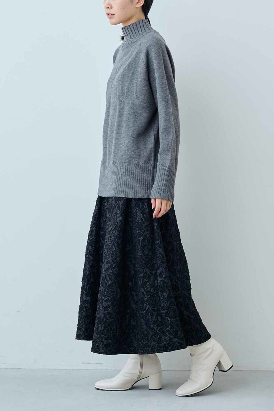 IEDIT|IEDIT[イディット]　アブストラクト柄のふくれジャカードフレアースカート〈シャイニーブラック〉|モデル身長：163cm　着用サイズ：M