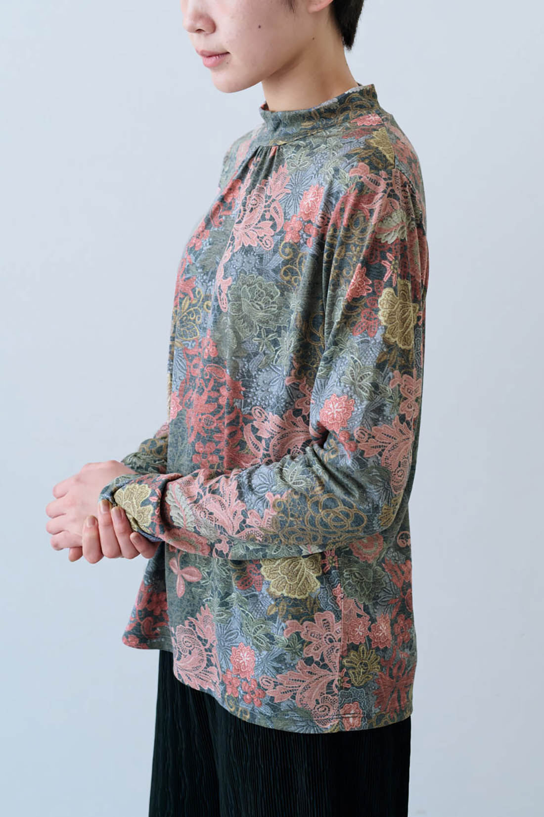 IEDIT|ヨーロッパプリントが華やかに映える カットソー素材の総柄ハイネックトップス〈ピンク〉|これは参考画像です。お届けするカラーとは異なります。