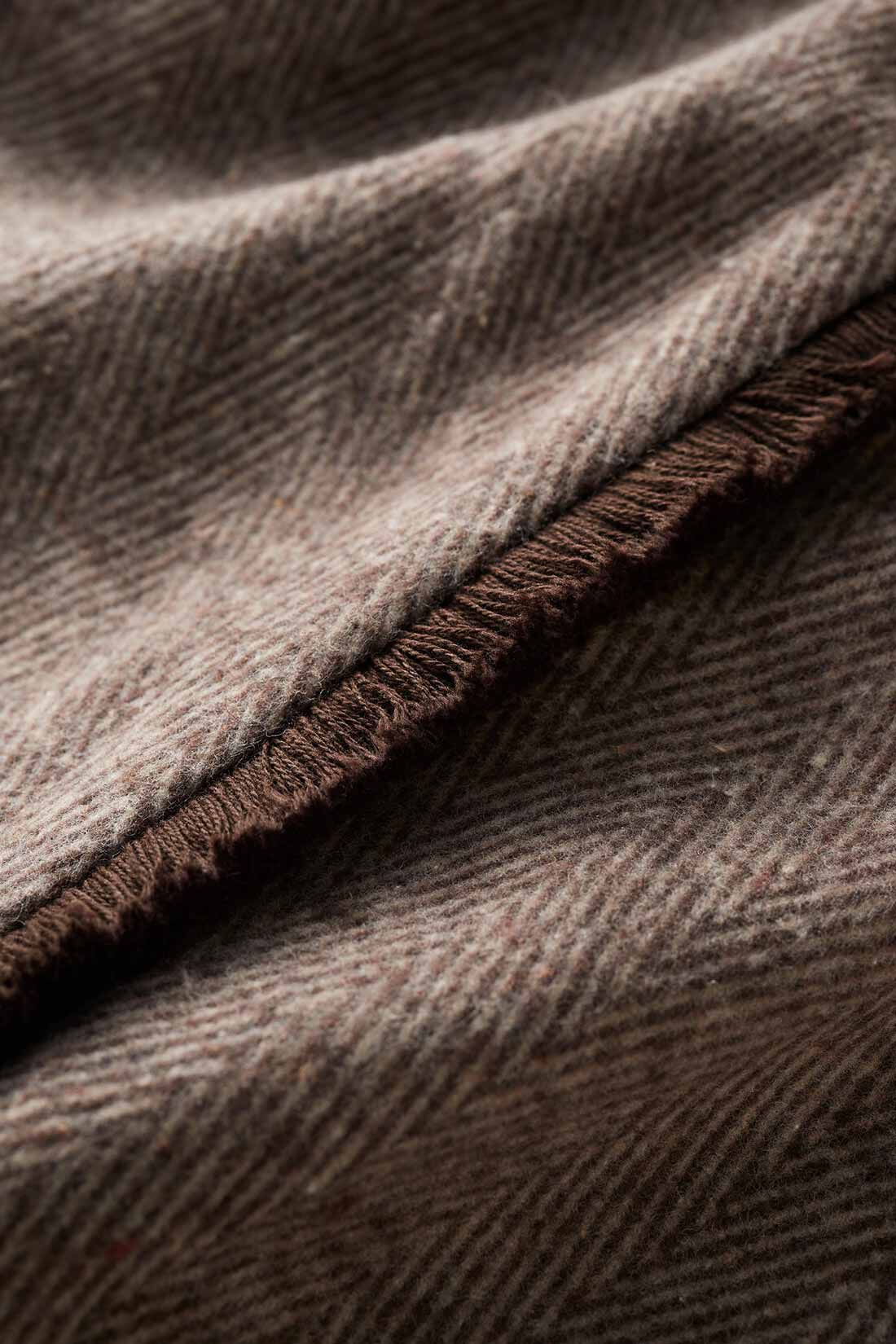 IEDIT|IEDIT[イディット]　サイドフリンジで華やぐ ピンタックヘリンボーン素材パンツ〈シックグレー〉|表面に起毛感のある杉綾織りの布はく素材は、ウールライクに見えて、チクチク感なく暖かなはき心地。フリンジは引き締め色の配色で。※お届けするカラーとは異なります。