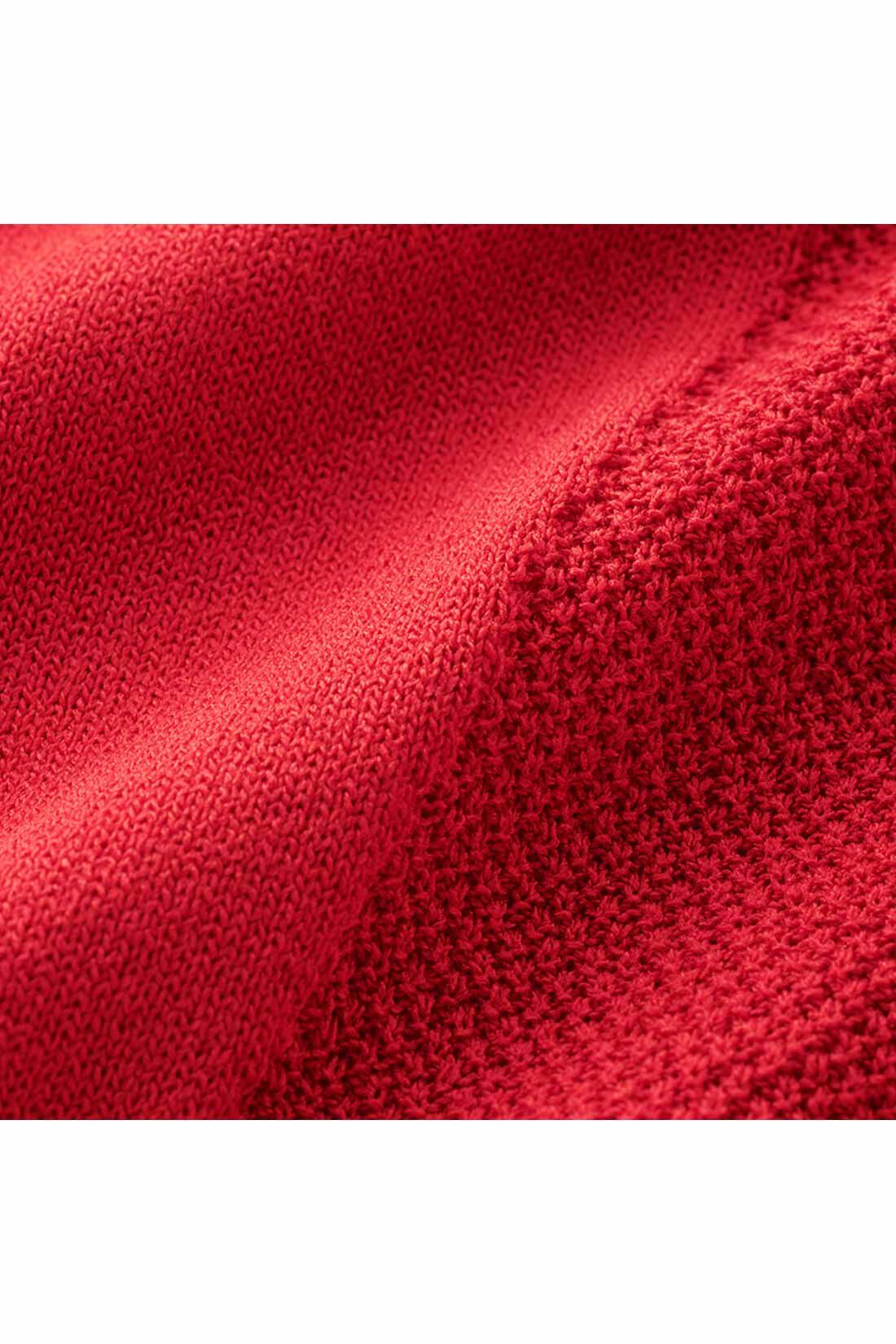 IEDIT|IEDIT[イディット]　ドルマンシルエットでこなれ見え シャリ感素材のサイド切り替えニット〈ブルー〉|シャリっとやわらかなタッチで、ほどよい厚みのニット素材。肌にペタンと貼り付かず、汗ばむ日もさわやか。お届けするカラーとは異なります。