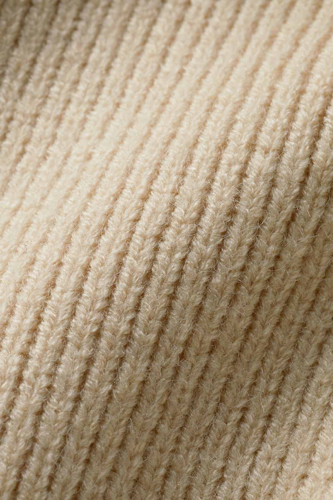 IEDIT|IEDIT[イディット]　華やかに着映えする 異素材遣いのカーリーフェイクファーベスト〈ライトベージュ〉|しっかり目の詰まったリブニットでメリハリをつけて。