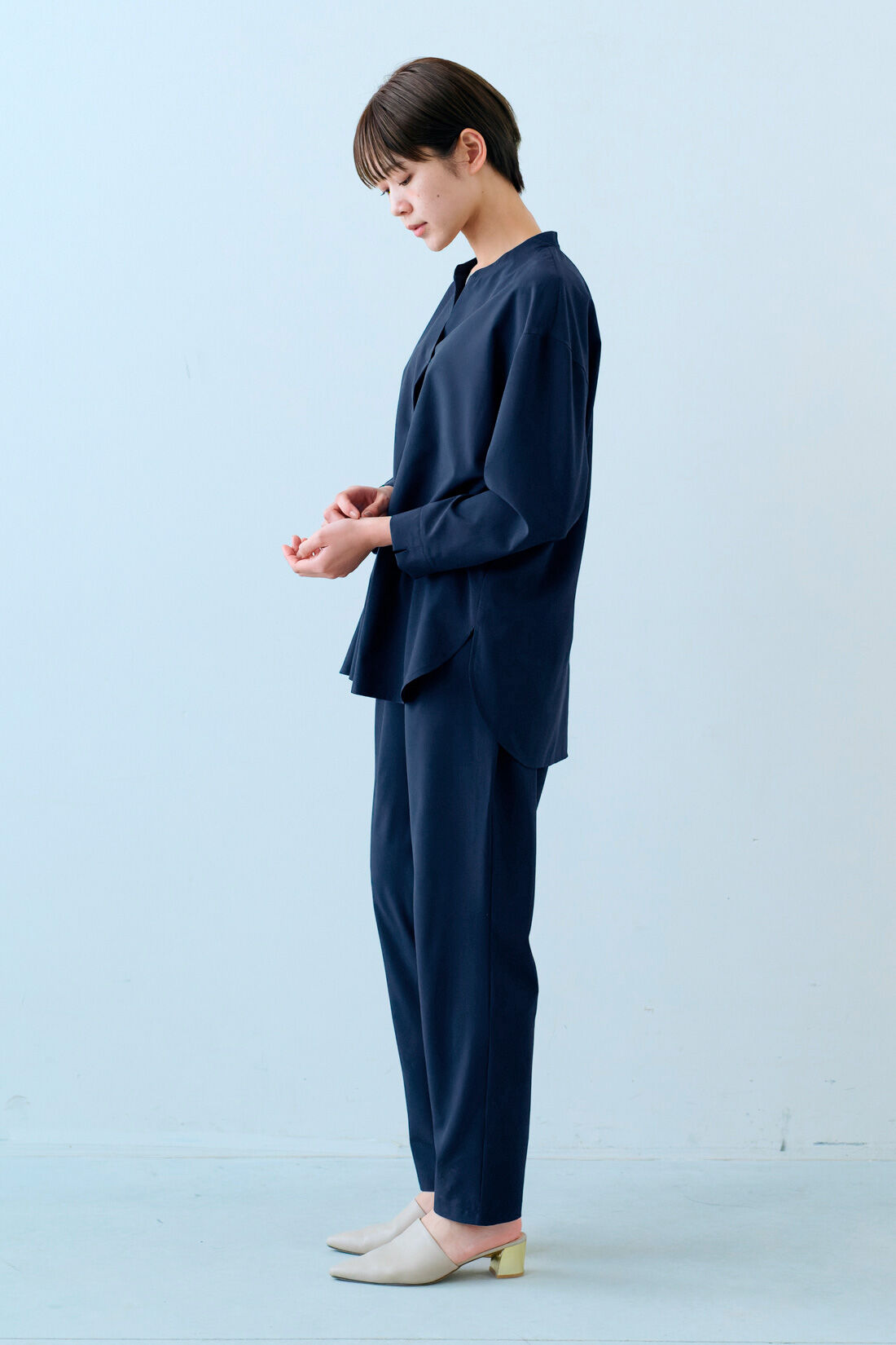 IEDIT|IEDIT[イディット]　抗菌防臭・吸汗速乾　おやすみタイムまで快適に過ごせる　キレイ見えしてリラクシーな着心地のパッカブルウェアセット〈ネイビー〉|モデル身長：163cm　着用サイズ：M