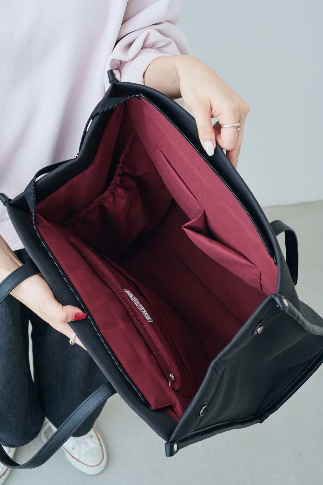 IEDIT|IEDIT[イディット]　ワガママ企画　感激！ライブも観戦も！軽やか素材で大容量　多ポケットで工夫がタップリ　スマートルックトートバッグ【WEB限定】|内側両サイドには折り畳み傘やペットボトルを立てられる口ゴムポケット。