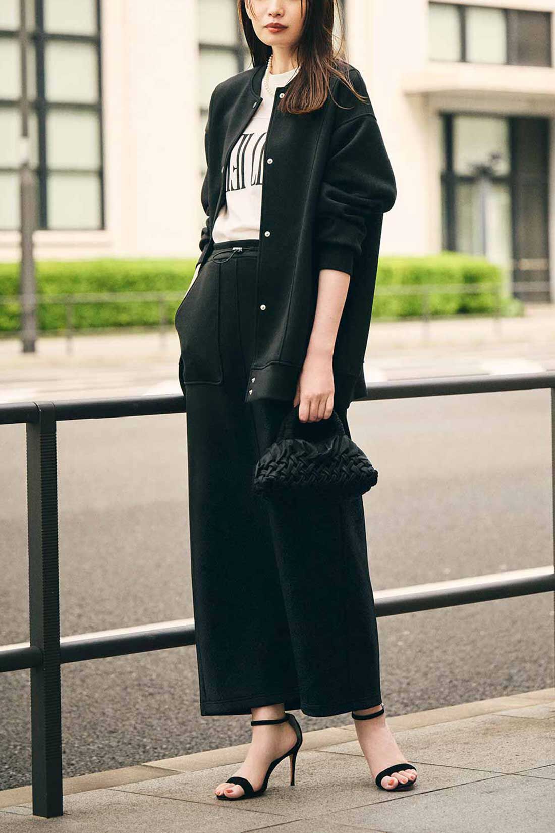 IEDIT|IEDIT[イディット]　モノトーンで大人っぽく着こなせる ロゴデザインフットボールTシャツ〈オフホワイト〉