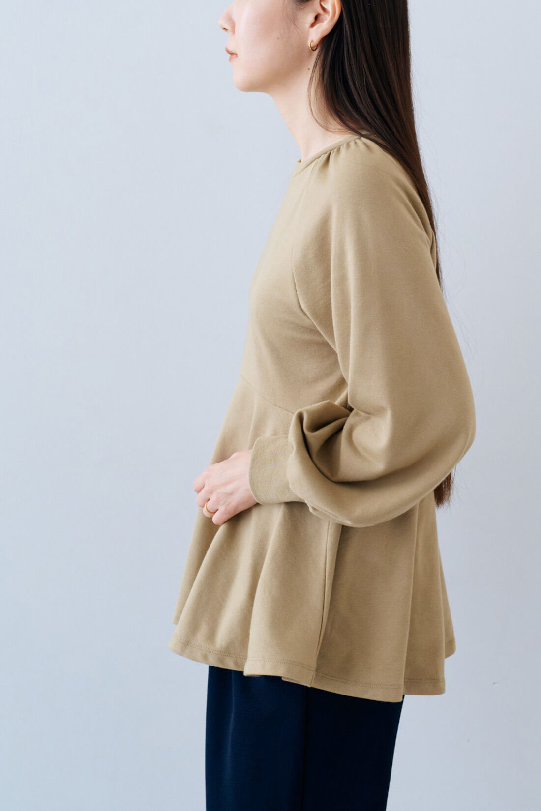 IEDIT|IEDIT[イディット]　ふりっと広がるすそがポイント らくちん着映える ペプラムスウェットトップス〈杢（もく）グレー〉|これは参考画像です。お届けするカラーとは異なります。