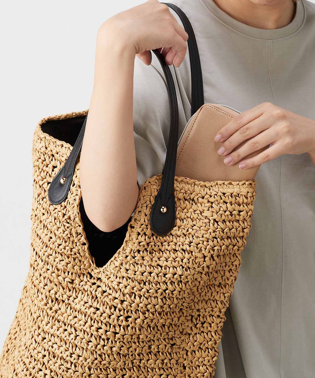 IEDIT|IEDIT[イディット]　軽やかに持ててたっぷり入る 手編みペーパートートバッグ〈ブラウンカラー〉|口をVカットにして肩に掛けやすく。中身も探しやすい。