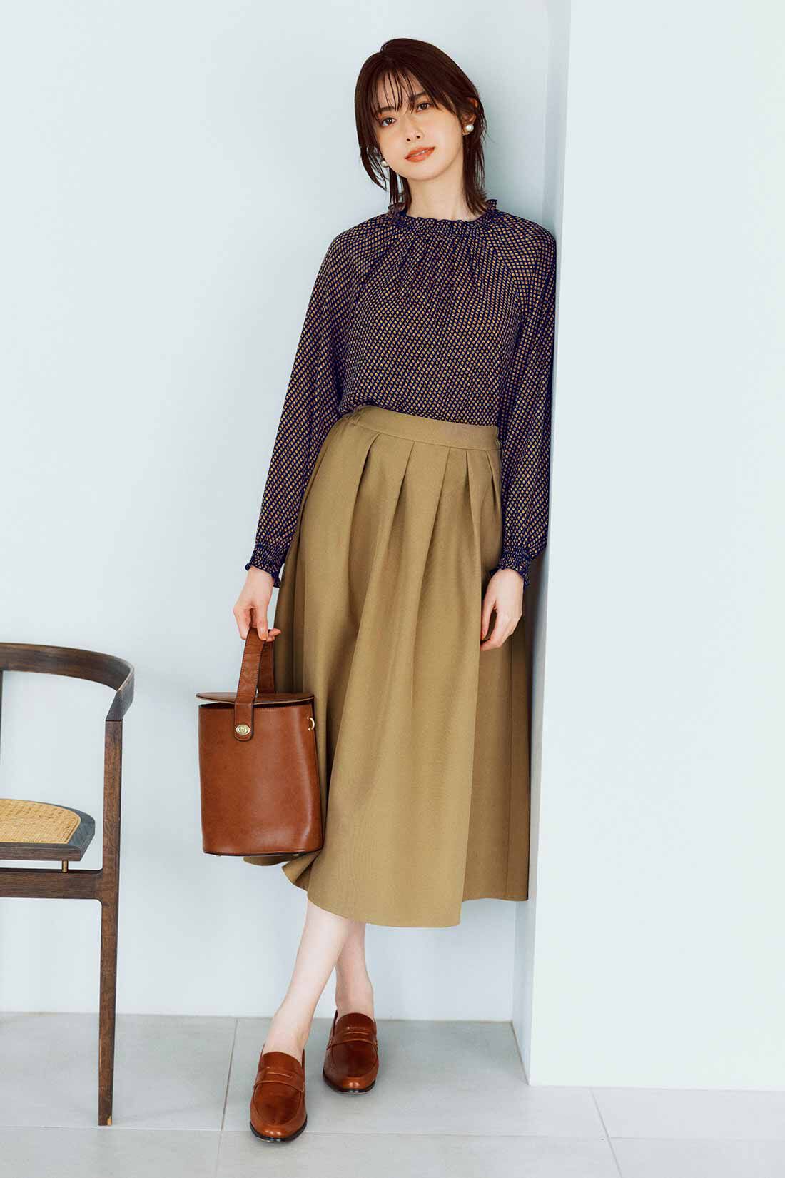 IEDIT|イレギュラータック 美しい 大人 フレアースカート〈ベージュ〉のコーディネート