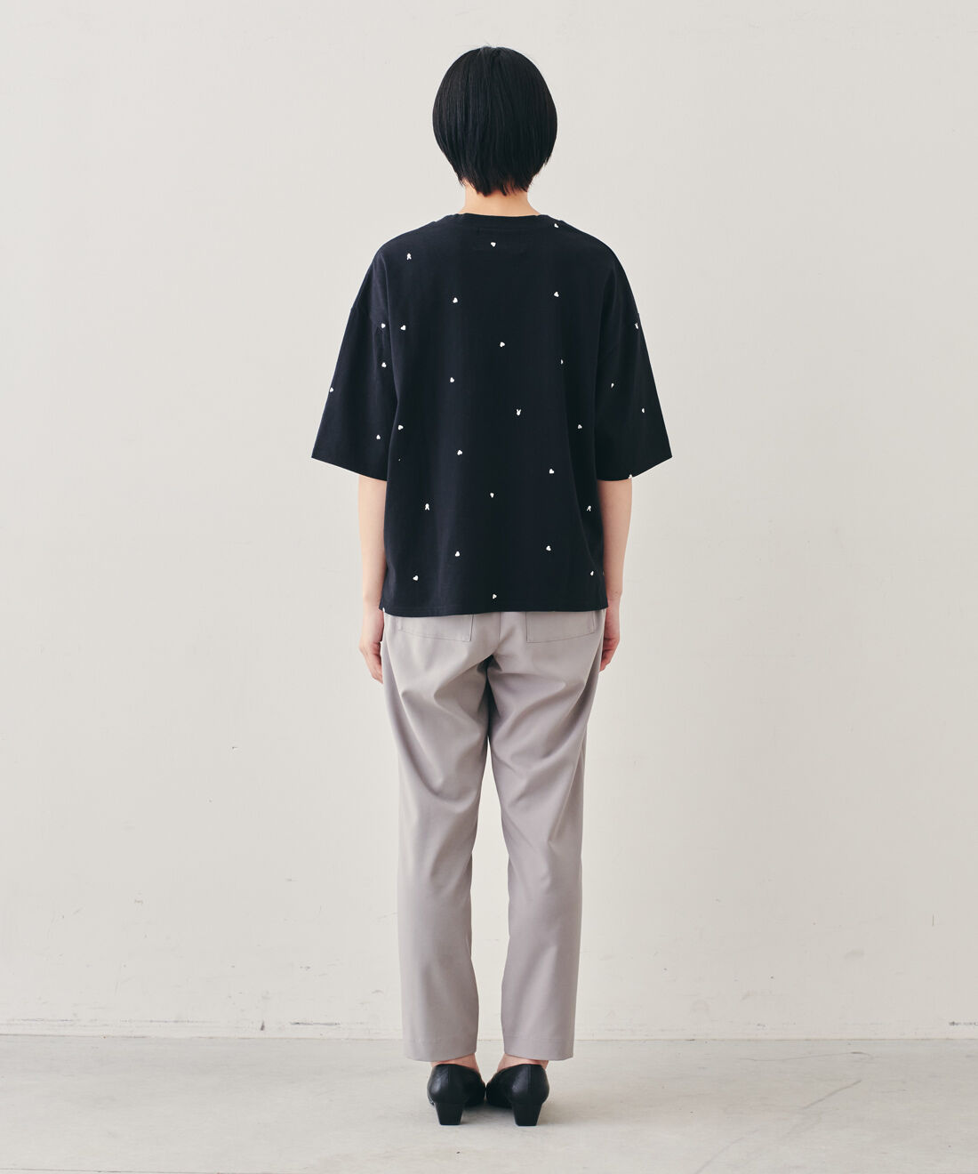 IEDIT|IEDIT[イディット]　ハート＆ピース刺しゅうTシャツ by LOVE＆PEACE PROJECT〈ブラック〉|モデル身長：163cm　着用サイズ：M