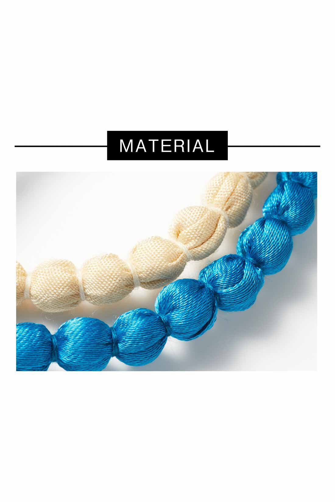 IEDIT|Her smileプロジェクト IEDIT[イディット]　Made in India 軽やかクロスボールネックレス|ウッドビーズに巻き付けたサテン生地は、マットな質感がこなれた雰囲気。