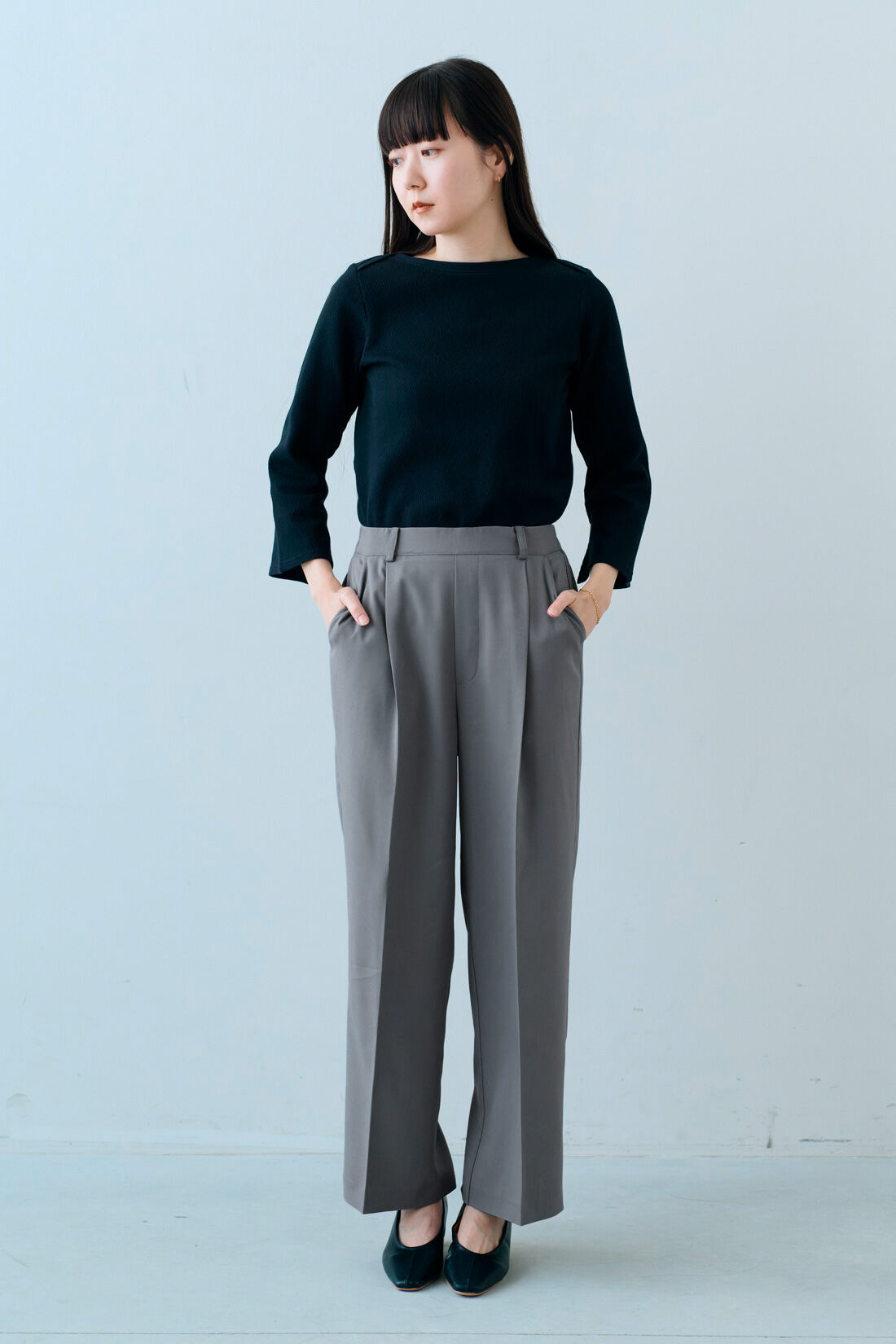 IEDIT|Live love cotton（R）プロジェクト IEDIT[イディット]　デザインネックでデコルテ華やぐ　フレアースリーブカットソー〈ブラック〉|モデル身長：163cm　着用サイズ：M