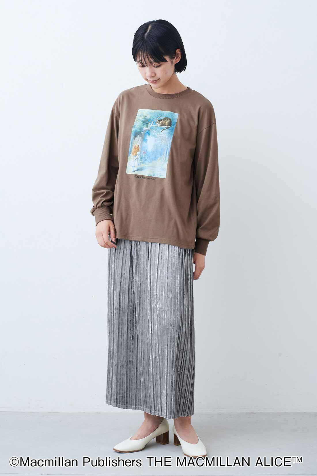 IEDIT|THE MACMILLAN ALICE TM×IEDIT[イディット]　挿絵の世界をおしゃれに楽しむ ニュアンスカラーの大人カットソートップス|モデル身長：164cm　着用サイズ：M