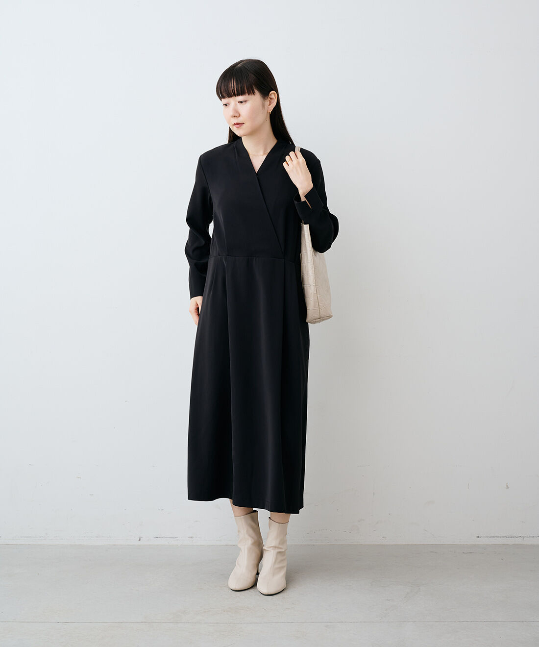 IEDIT|IEDIT[イディット]　美しい黒がつづく黒原着素材で作った カシュクールデザインが美しい 大人の純黒ワンピース〈ブラック〉【コーデ買いキャンペーン】