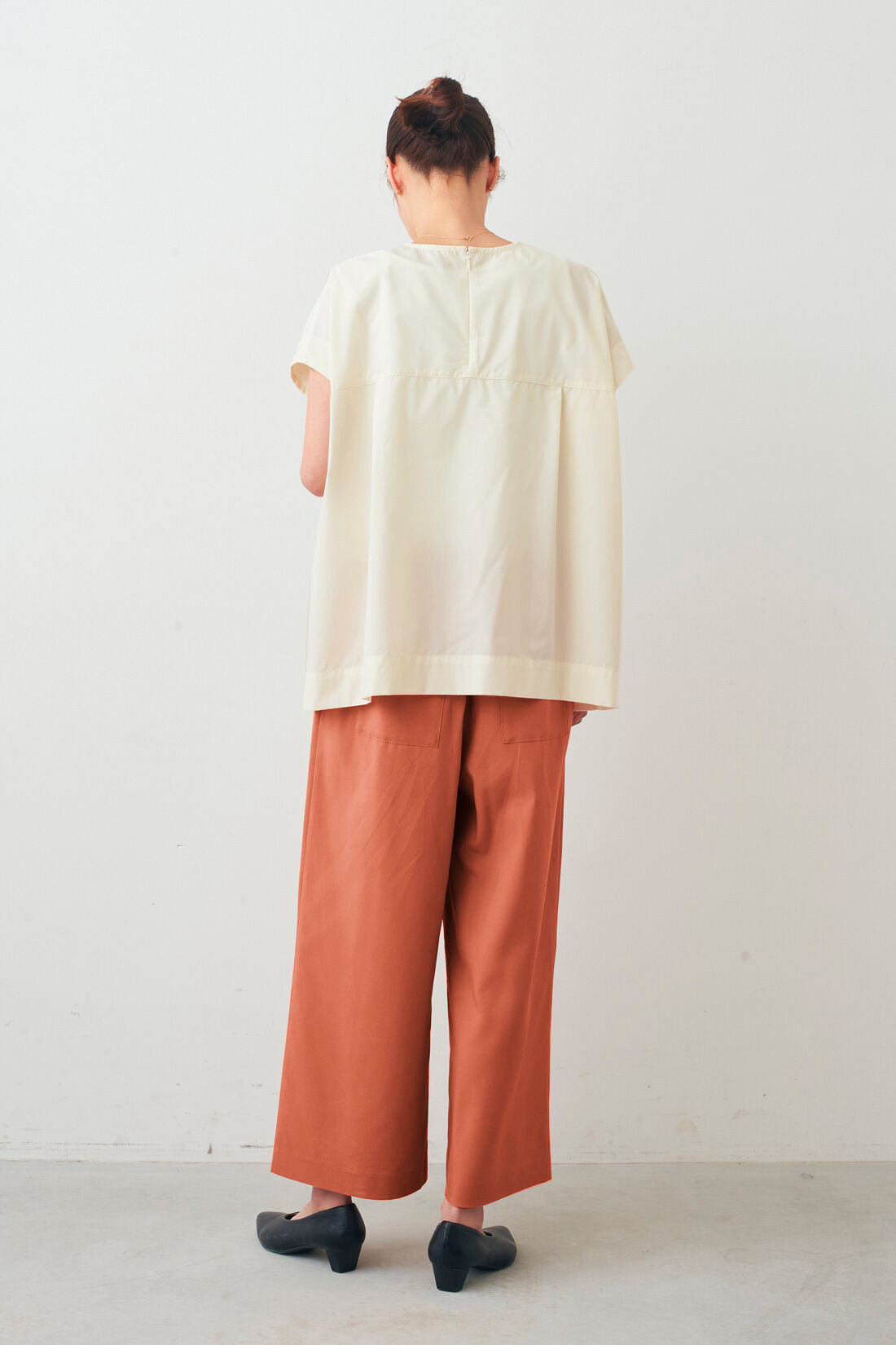 IEDIT|IEDIT[イディット]　ゆるっとシルエットが大人の余裕をつくる 半袖ブラウス|モデル身長：164cm　着用サイズ：M