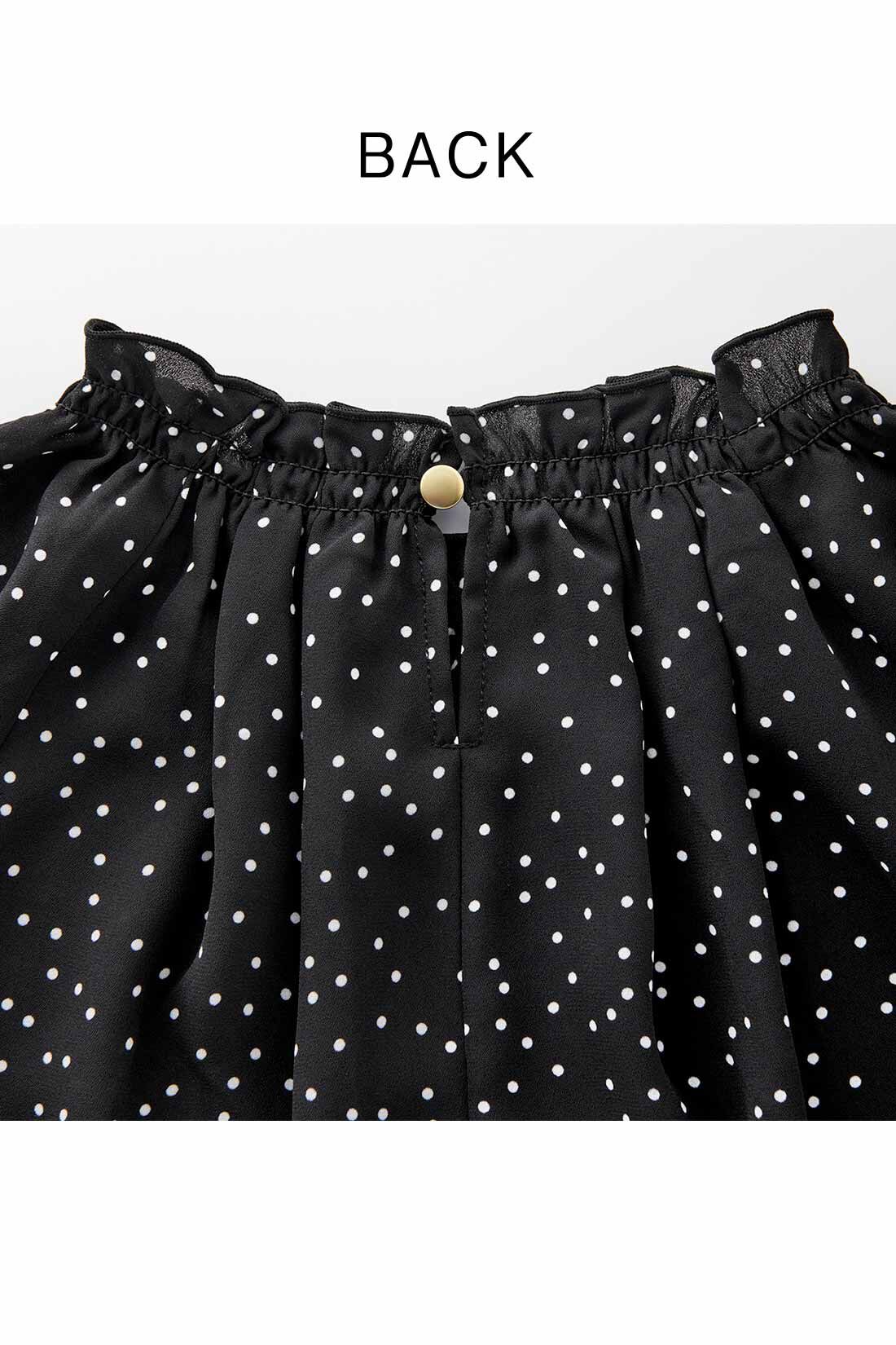 IEDIT［イディット］|IEDIT[イディット]　上品プリントが着映える 落ち感がきれいなリラクシーシルエットプルオーバーブラウス〈アイボリー〉|スリット開きの後ろ姿に、ゴールドカラーのボタンがアクセント。お届けするカラーとは異なります。