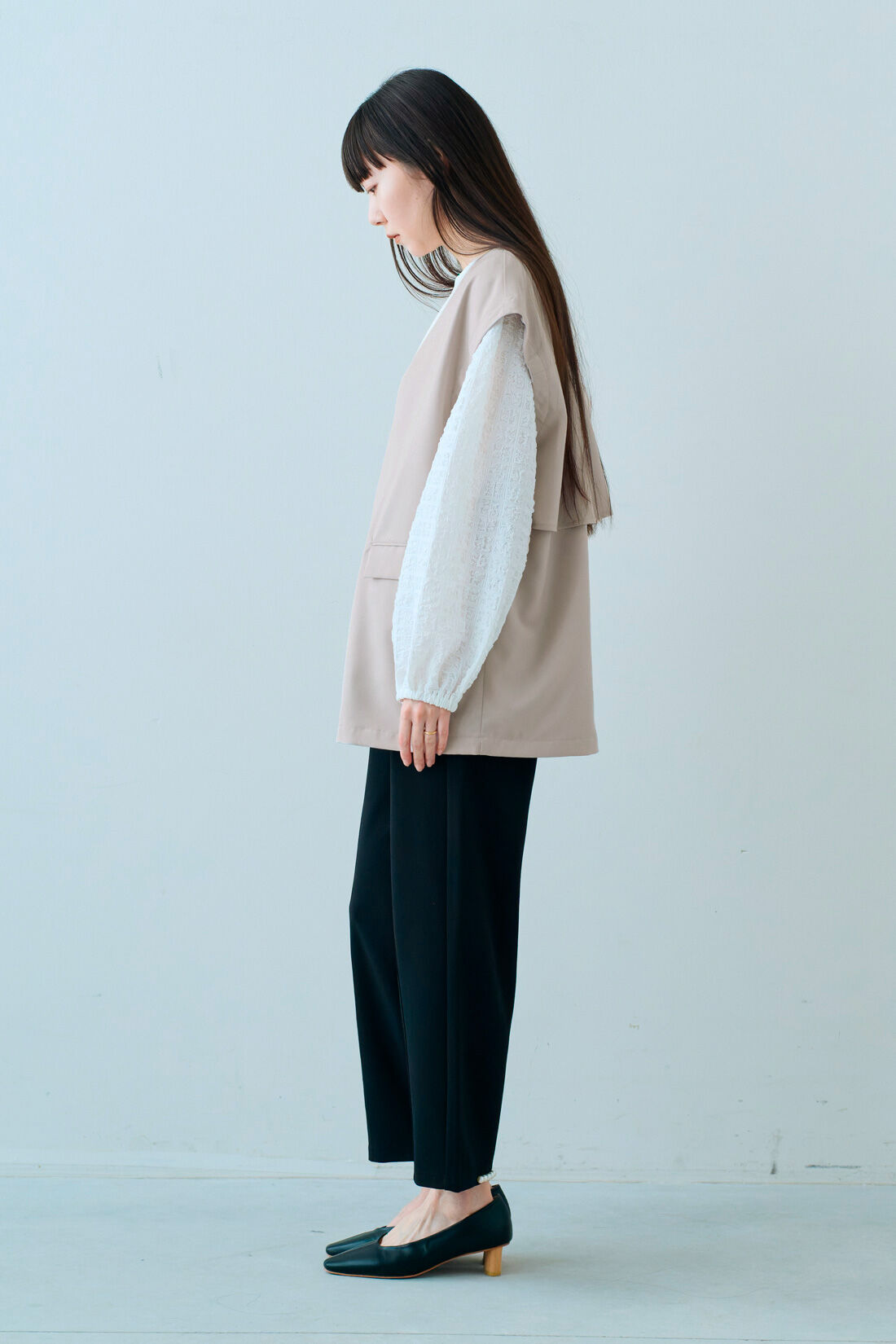 IEDIT|野々村友紀子さん×IEDIT[イディット]　一枚持ってたら間違いない！ 「気温」と「気分」で袖がちぎれるジャケット〈グレージュ〉|モデル身長：163cm　着用サイズ：M