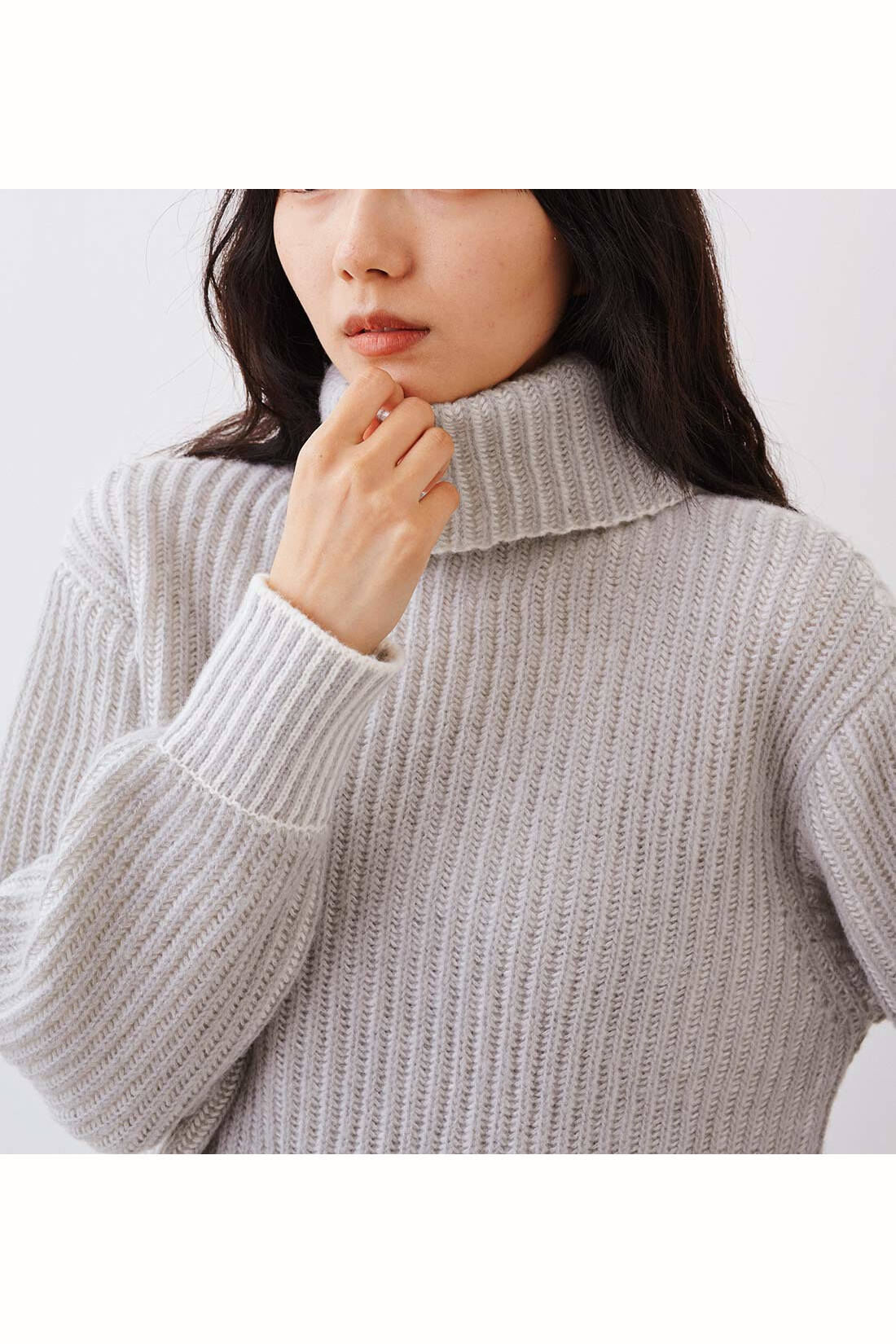 IEDIT|IEDIT[イディット]　二重臼（うす）編みで華やかな　配色タートルニット〈グレー〉