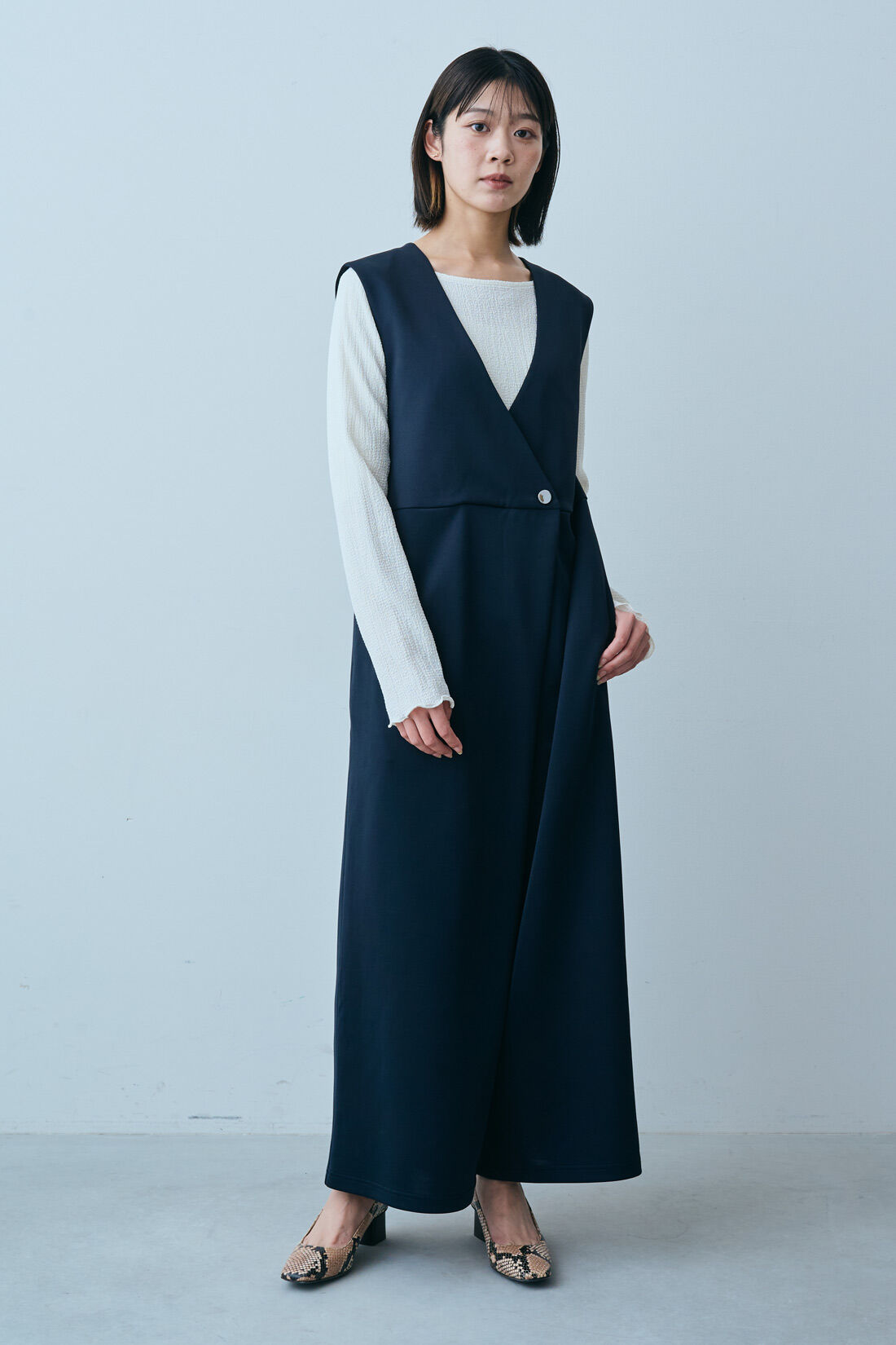 IEDIT|IEDIT[イディット]　ジャカードカットソートップスとつや感サロペットの大人配色セット〈アイボリー×ダークネイビー〉|モデル身長：164cm　着用サイズ：M