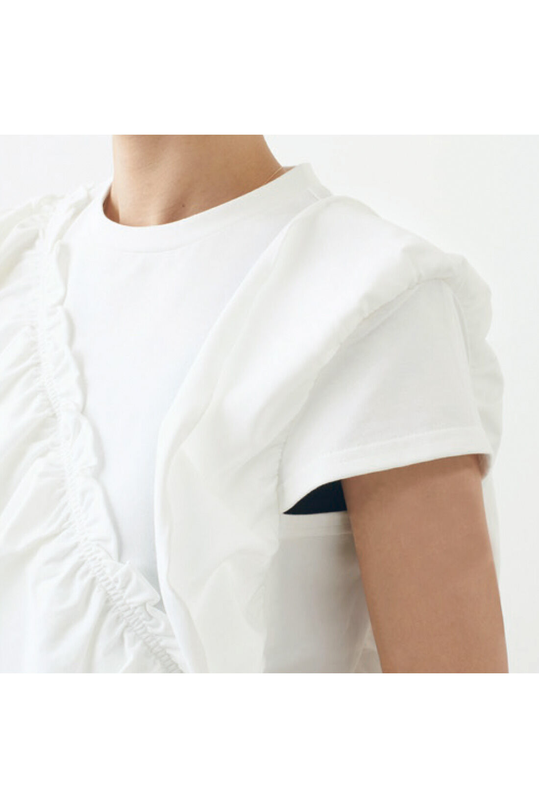 IEDIT|IEDIT[イディット]　接触冷感 たっぷりフリルにきゅん フリルTブラウス|袖のフリルの下はTシャツ仕様なので、フリルがめくれても肩が丸見えになりません。