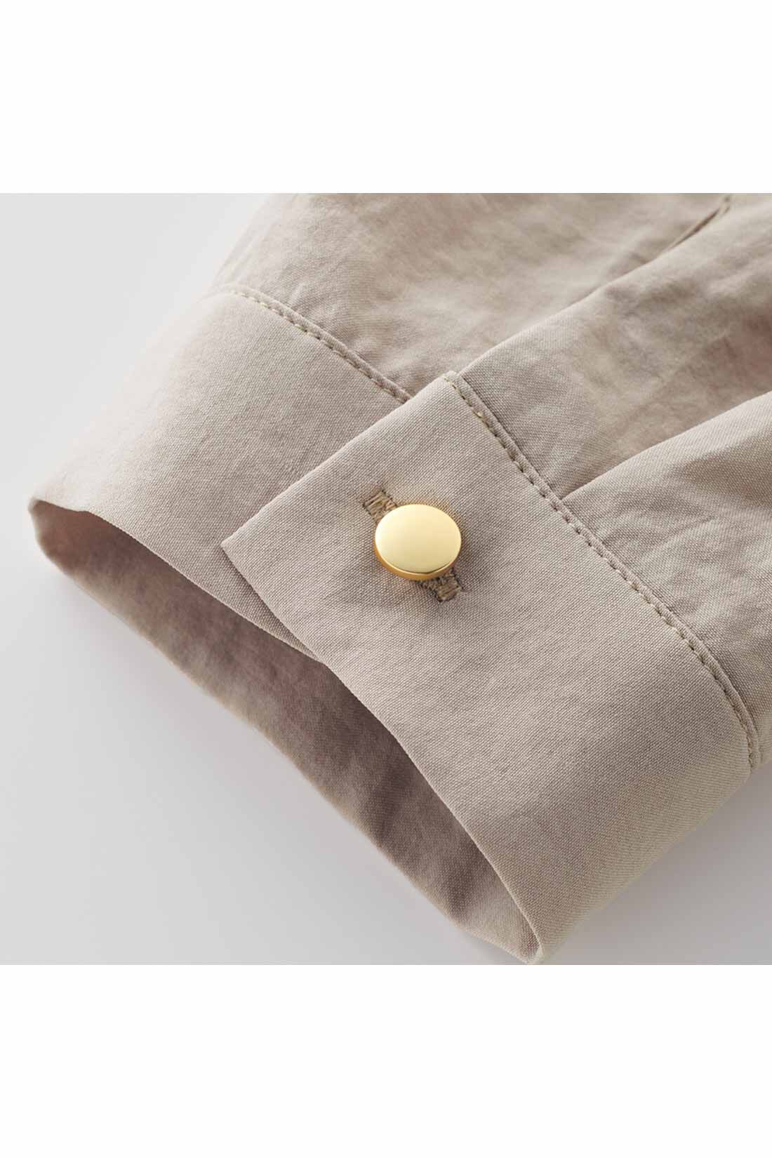 IEDIT|IEDIT[イディット]　リラクシーシルエットのきちんと見えスキッパーシャツブラウス〈オフホワイト〉|袖口は、ゴールドカラーのボタンをあしらったタック入りのカフス仕立てに。着るだけできちんとフェミニンな印象。お届けするカラーとは異なります。