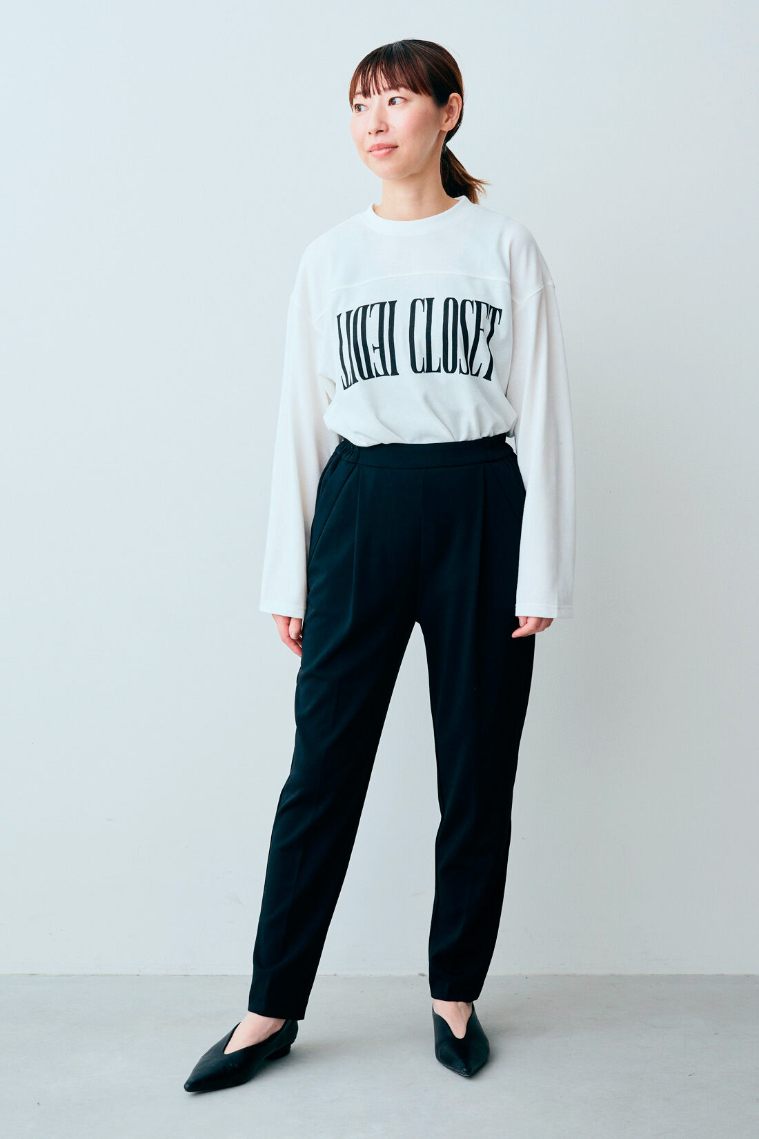 IEDIT|IEDIT[イディット]　モノトーンで大人っぽく着こなせる ロゴデザインフットボールTシャツ〈オフホワイト〉|モデル身長：160cm 着用サイズ：M