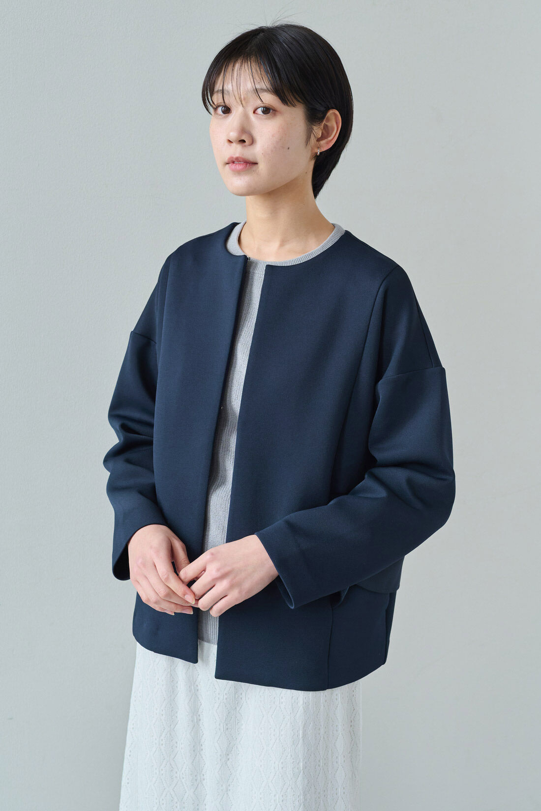 IEDIT|IEDIT[イディット]　後ろフリルが大人の華やぎを演出する　伸びやかなカーデライクジャケット〈ネイビー〉
