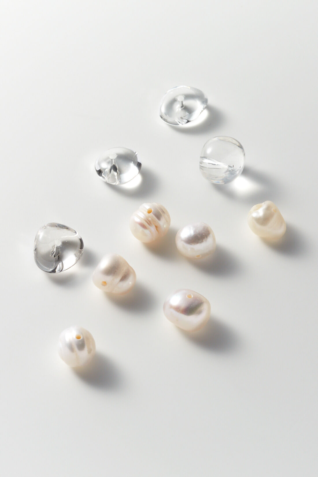IEDIT|Her smileプロジェクト IEDIT+[イディットプラス]　淡水パールと水晶で気分をあげる ミドルサイズが華やかな異素材遣い 国産ネックレス〈ホワイト〉|淡水バロックパールの煌めき×水晶のクリーンなパワーで気分を上げて