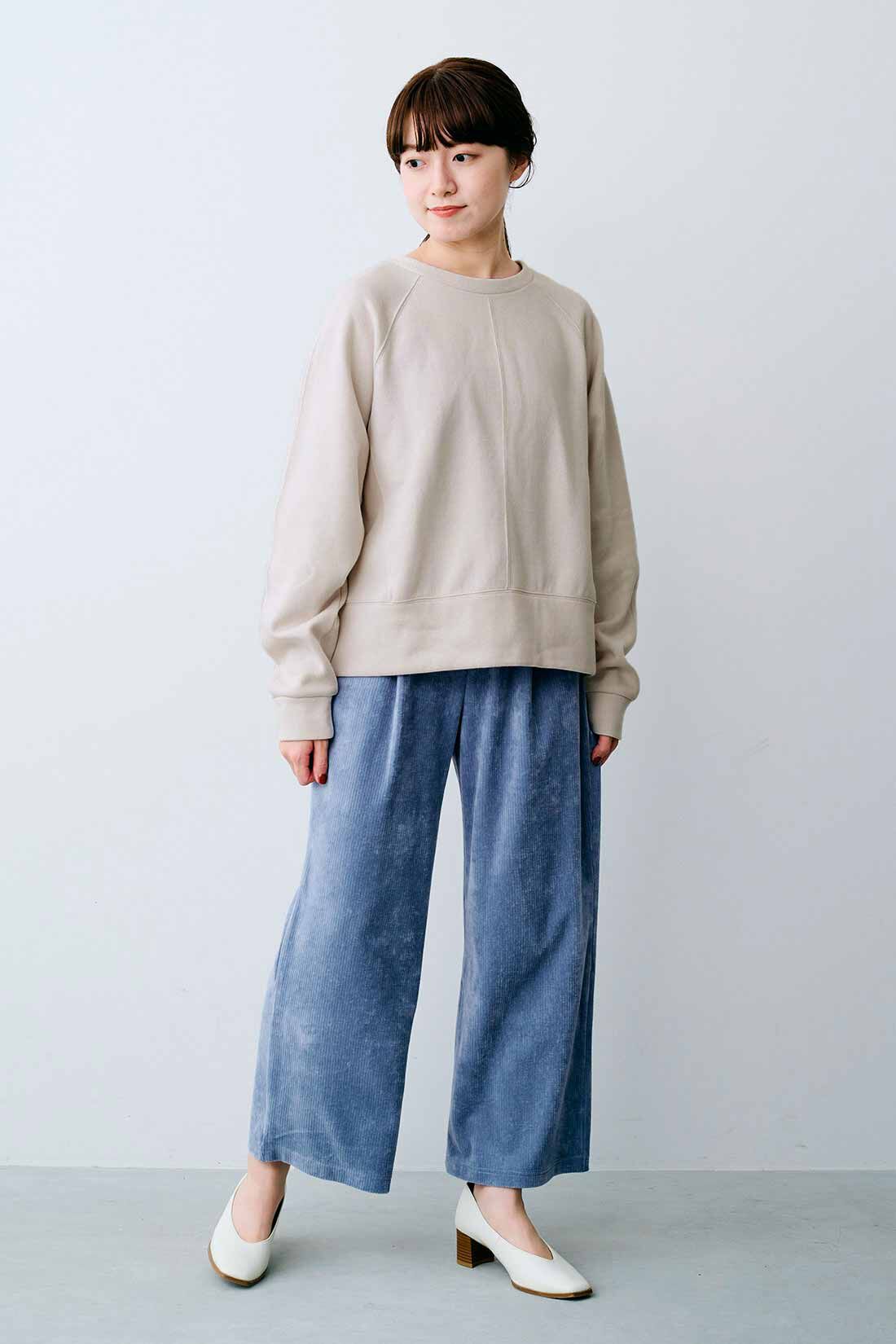 IEDIT|IEDIT[イディット]　カットソーコーデュロイで快適 きれい見えシルエットのワイドパンツ〈スモーキーブルー〉|モデル身長：163cm 着用サイズ：M