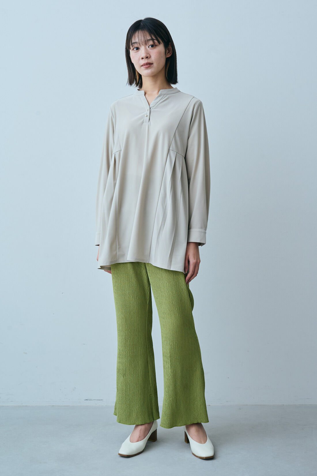 IEDIT|抗菌防臭 バックプリーツ トップス 〈グレージュ〉のコーディネート