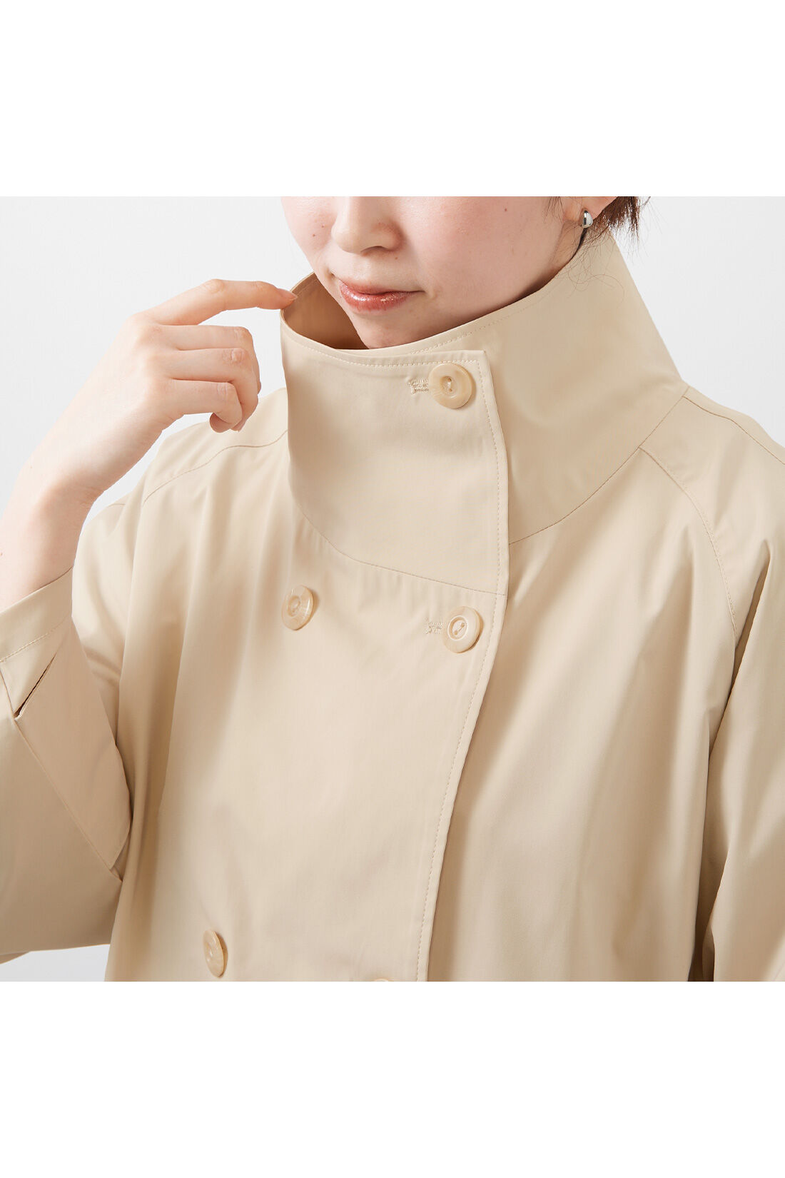 IEDIT|IEDIT[イディット]　小森美穂子さんコラボ ハイネックでこなれ見え ダブルボタンミドル丈コート〈ホワイティッシュベージュ〉|ボタンの開け閉めで顔まわりの印象を変えられる高めのスタンドカラー。