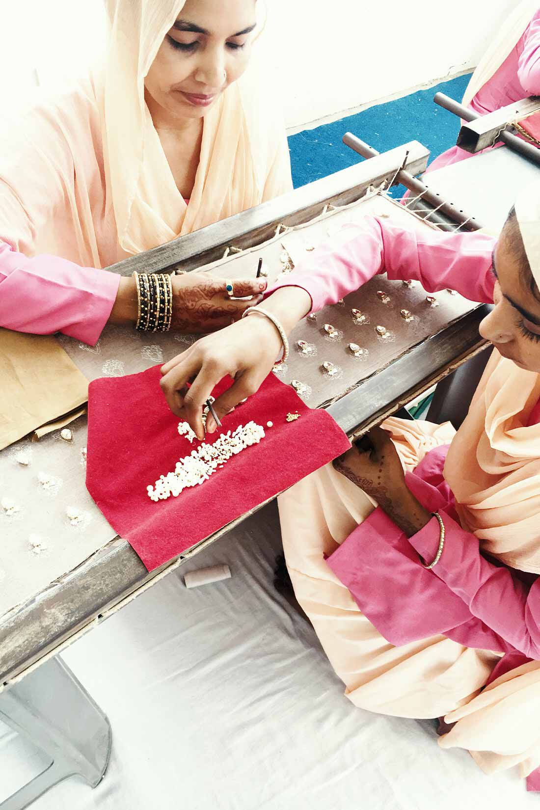 IEDIT|Her smileプロジェクト IEDIT[イディット]　Made in India ヴィンテージライクなパール調ビーズイヤアクセ〈ダークブラウン〉|インドの女性たちが作った世界でひとつのハンドメイド