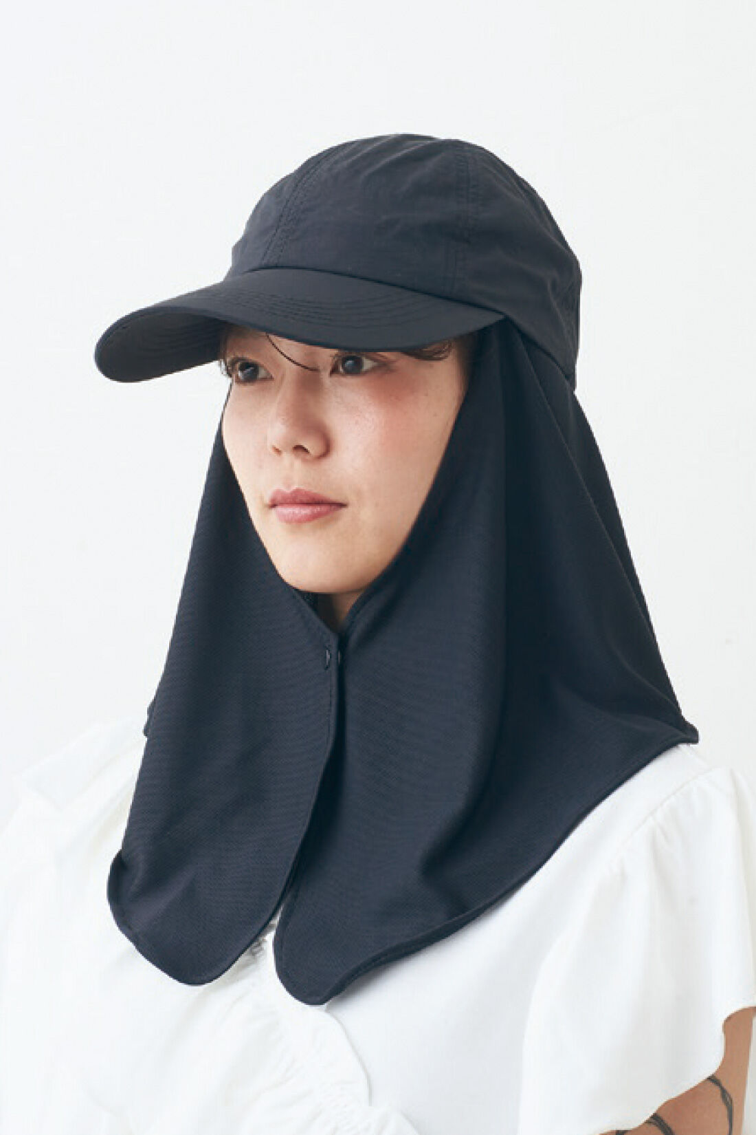IEDIT|IEDIT[イディット]　福田麻琴さんコラボ 日よけ布付きキャップ〈ブラック〉|あごの下でボタンを留めて、首まわりを全方位カバー。