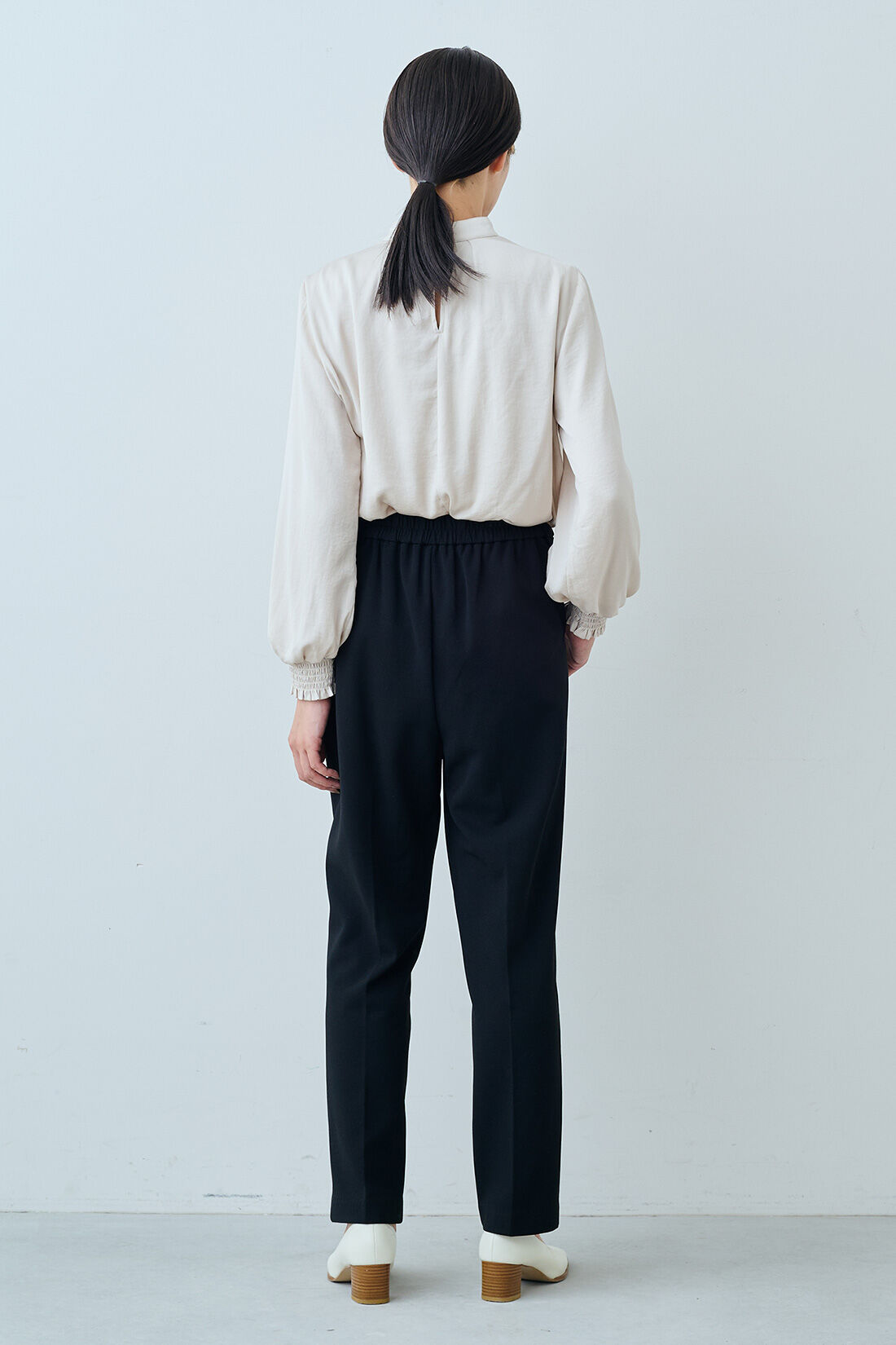 IEDIT|帯電防止加工 純黒素材 裏微起毛 バレエフィット（R） パンツ〈ブラック〉のコーディネート