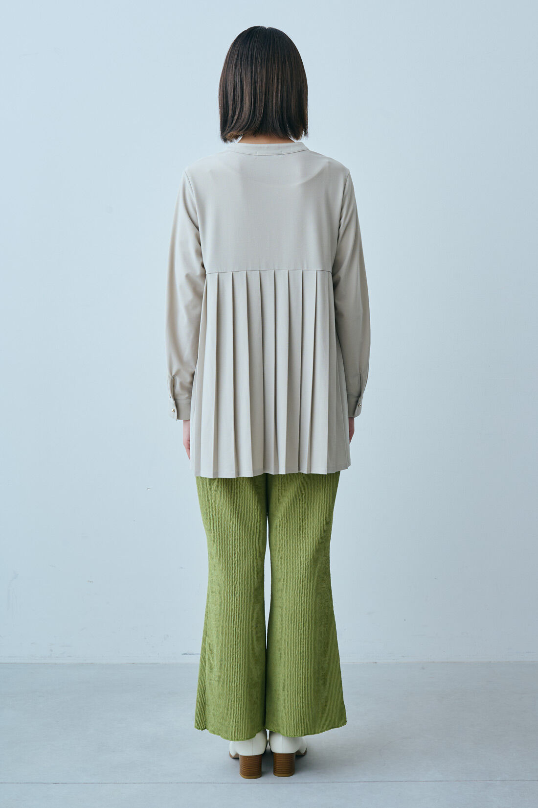 IEDIT|抗菌防臭 バックプリーツ トップス 〈グレージュ〉のコーディネート