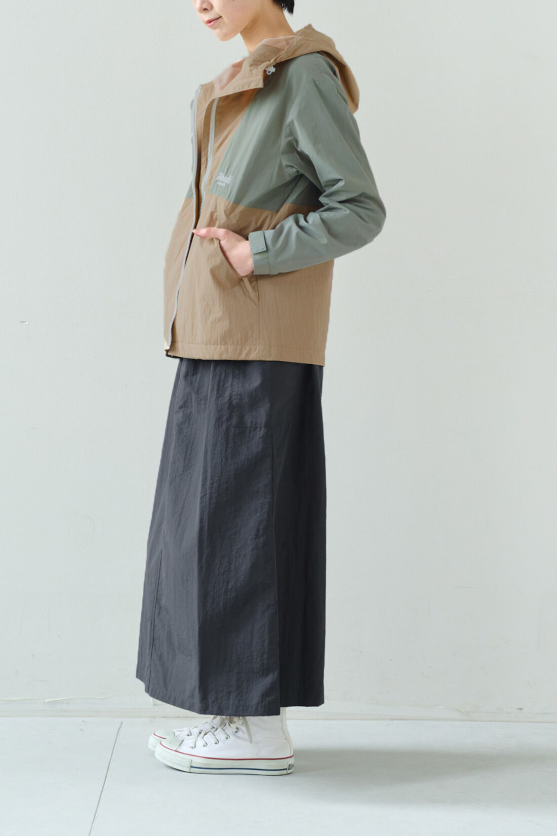 IEDIT|IEDIT[イディット]　WOODSコラボ　微起毛裏地付きのバイカラーアノラック風ジャケット〈ライトカーキ&times;ベージュ〉|モデル身長：163cm　着用サイズ：M