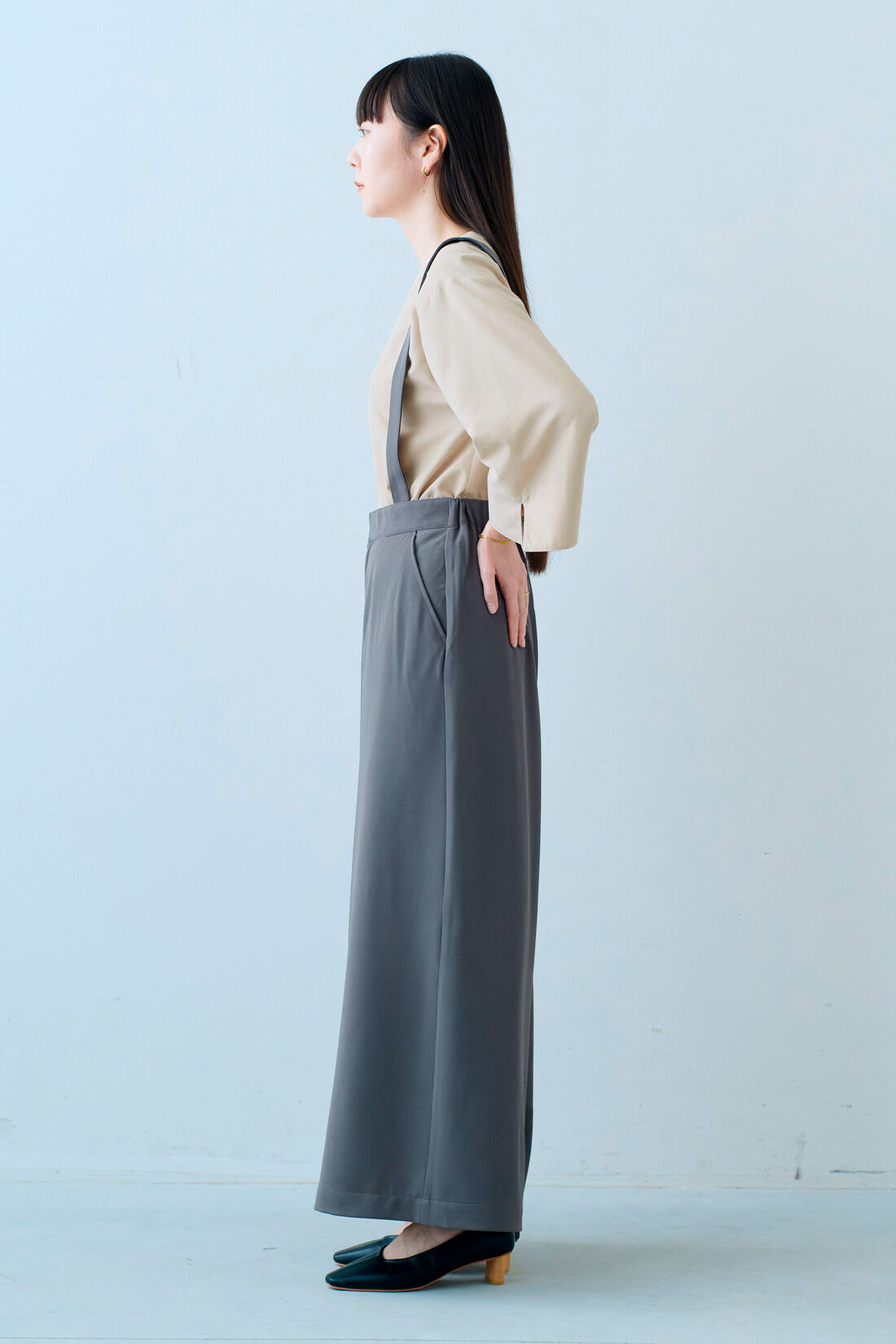 IEDIT|IEDIT[イディット]　小森美穂子さんコラボ きれいめブラウスとサスペンダー付きパンツのコーディネートセット〈ベージュ×グレー〉【コーデ買いキャンペーン】|モデル身長：163cm　着用サイズ：M