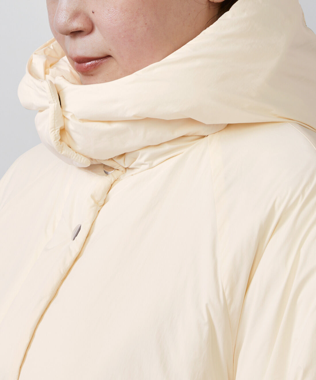 IEDIT|Her smileプロジェクト IEDIT[イディット]　冬コーデが明るく華やぐ もちふわ撥水（はっすい）ミドルコート〈オフホワイト〉|スナップを留めれば、首まであったかなスタンドカラーに。