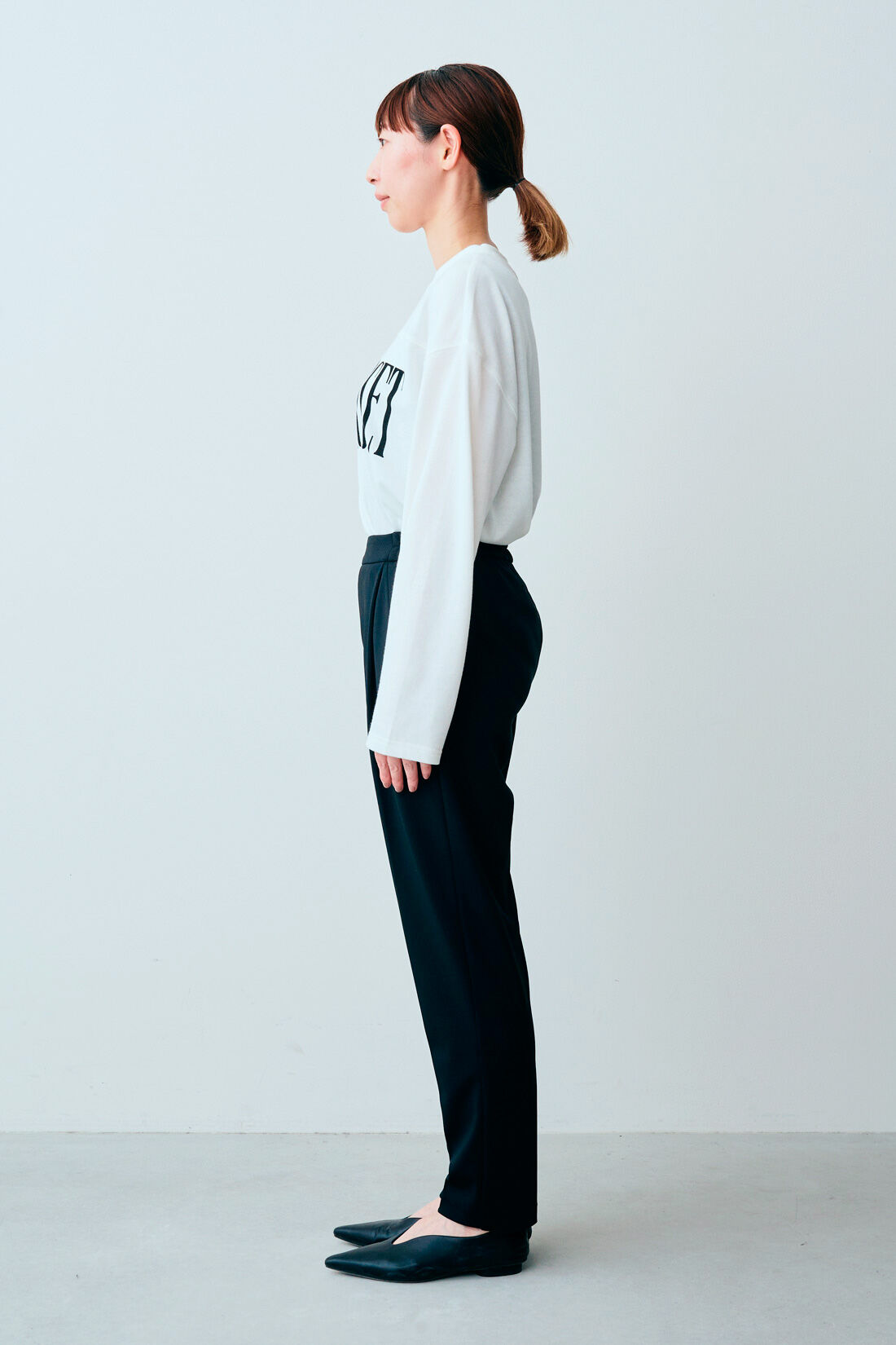 IEDIT|IEDIT[イディット]　モノトーンで大人っぽく着こなせる ロゴデザインフットボールTシャツ〈オフホワイト〉|モデル身長：160cm 着用サイズ：M
