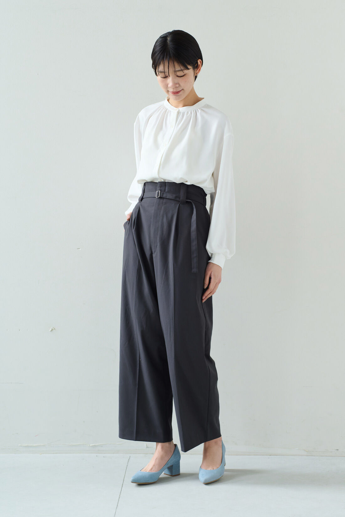 IEDIT|IEDIT[イディット]　大人にちょうどいい　ベルト付きハイウエストワイドパンツ〈グレー〉|モデル身長：163cm　着用サイズ：M