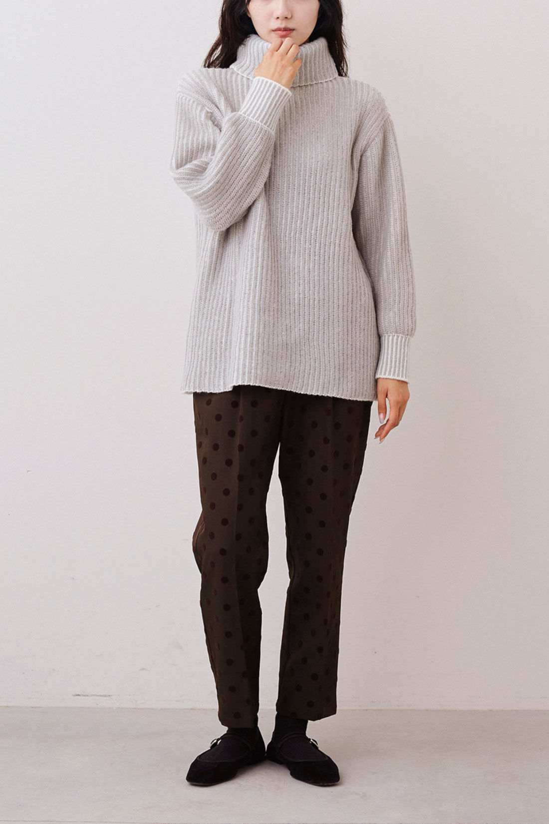 IEDIT|IEDIT[イディット]　二重臼（うす）編みで華やかな　配色タートルニット〈グレー〉|モデル身長：163cm　着用サイズ：M