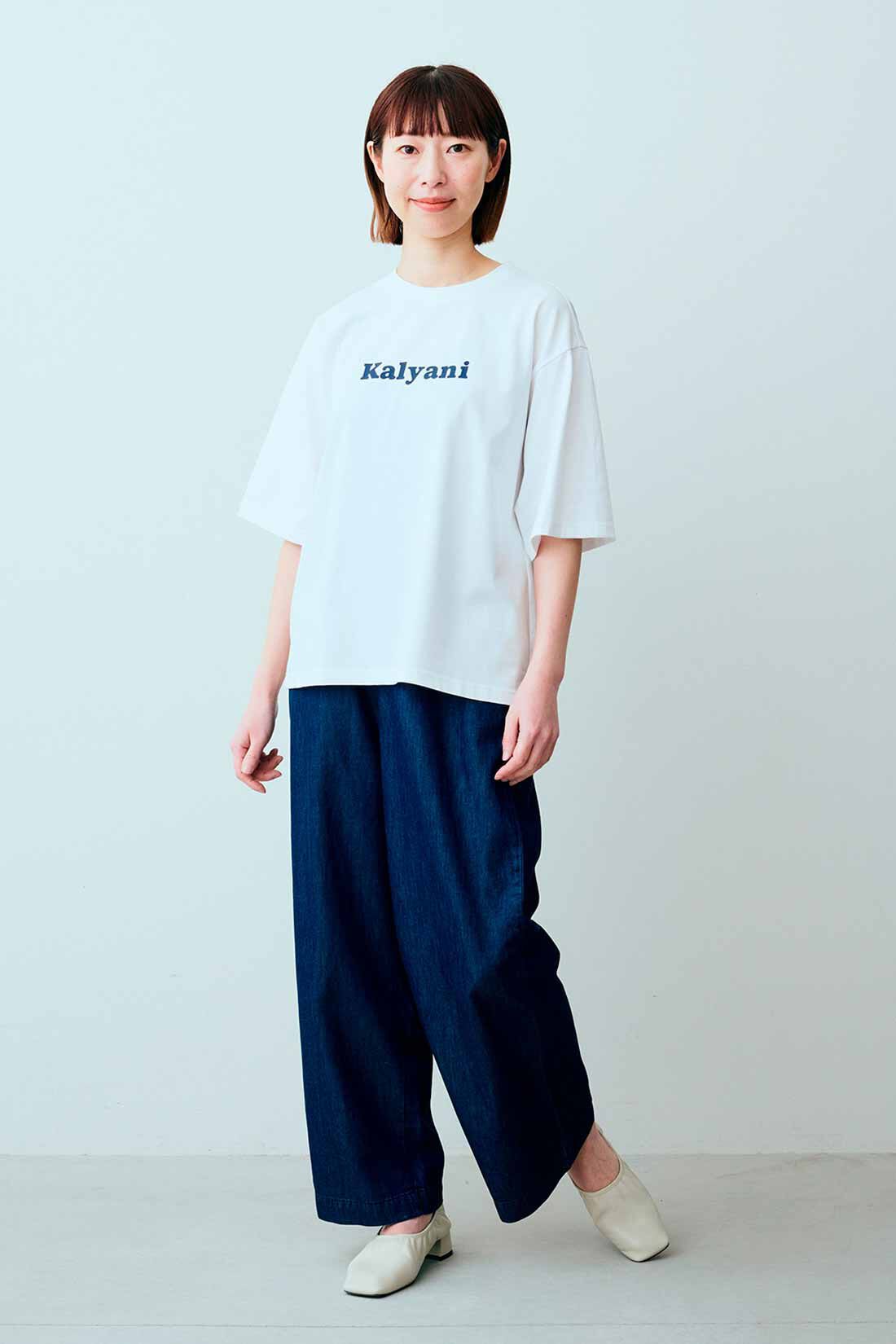 IEDIT|Her smileプロジェクト IEDIT[イディット]　オーガニックコットンのインドの女の子ネームプリントTシャツ〈ネイビー Anjali（神々しい贈り物）〉|モデル身長：160cm　着用サイズ：M　※お届けするカラーとは異なります。